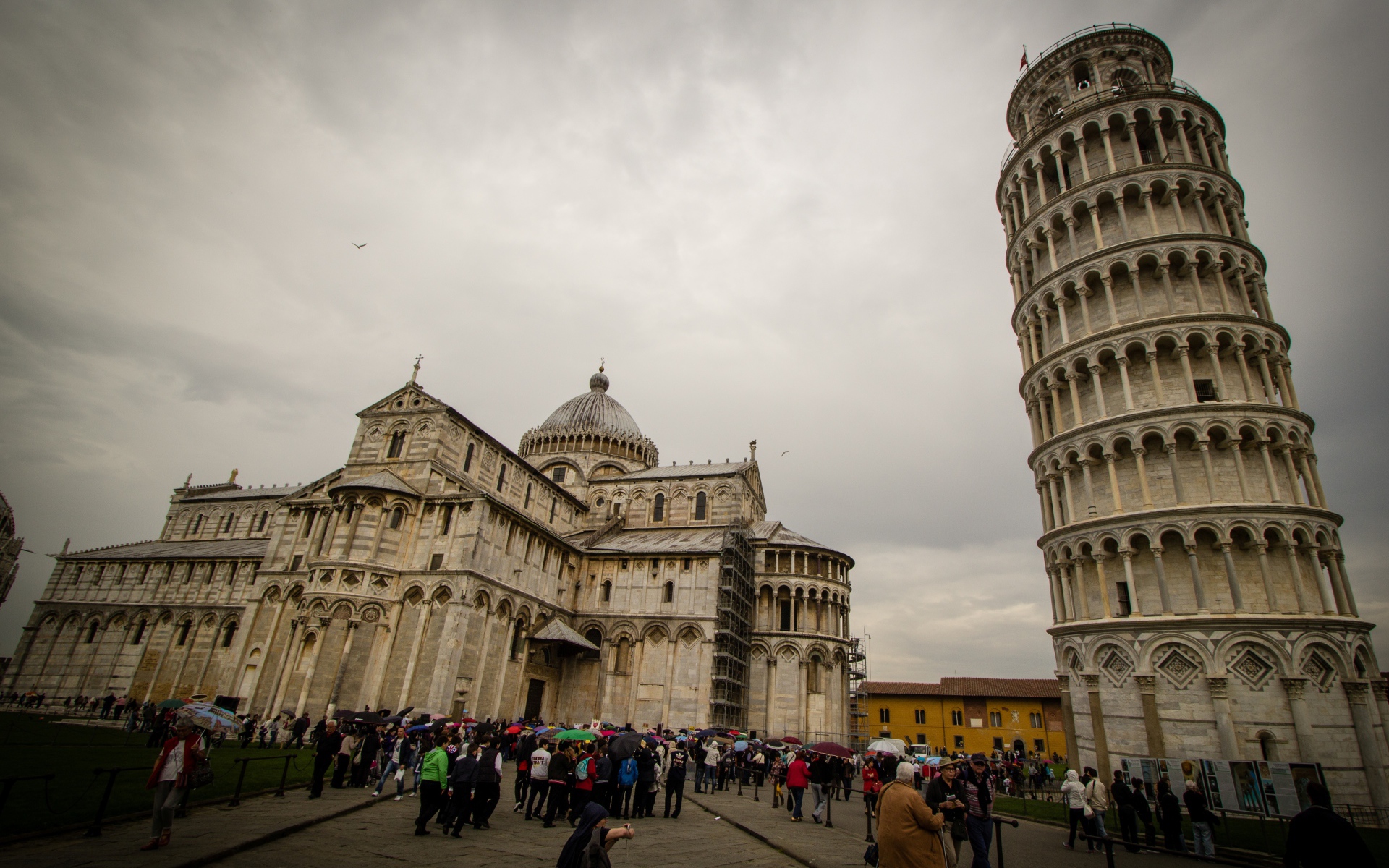 Площадь перед собором в Пизе, Италия
