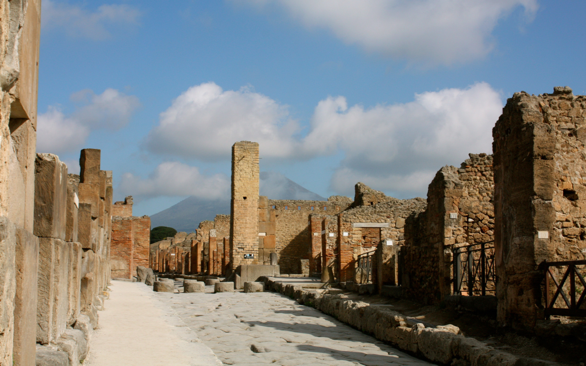 Улица на фоне Везувия в Помпеях, Италия