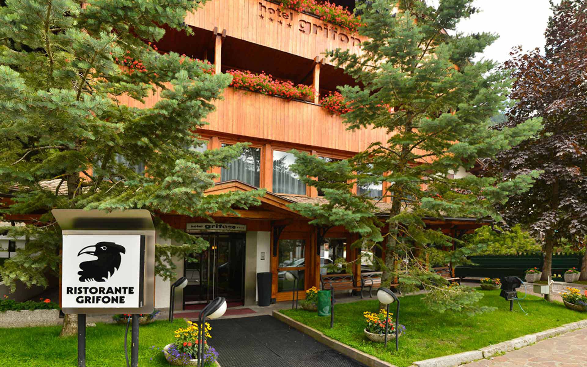 Летний вид отеля Грифон на горнолыжном курорте Мадонна ди Кампильо, Италия