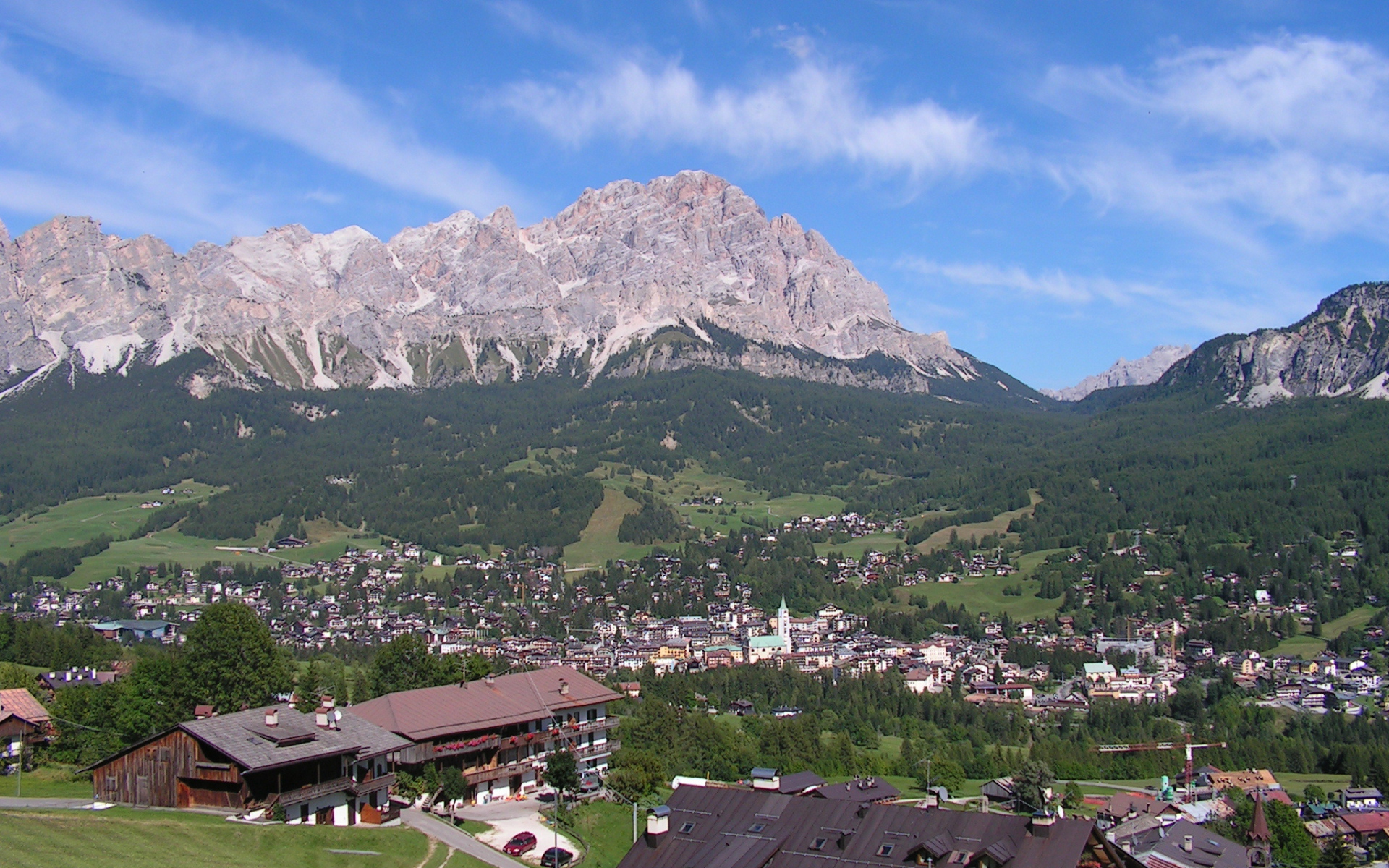 Летний пейзаж на горнолыжном курорте Кортина д'Ампеццо, Италия