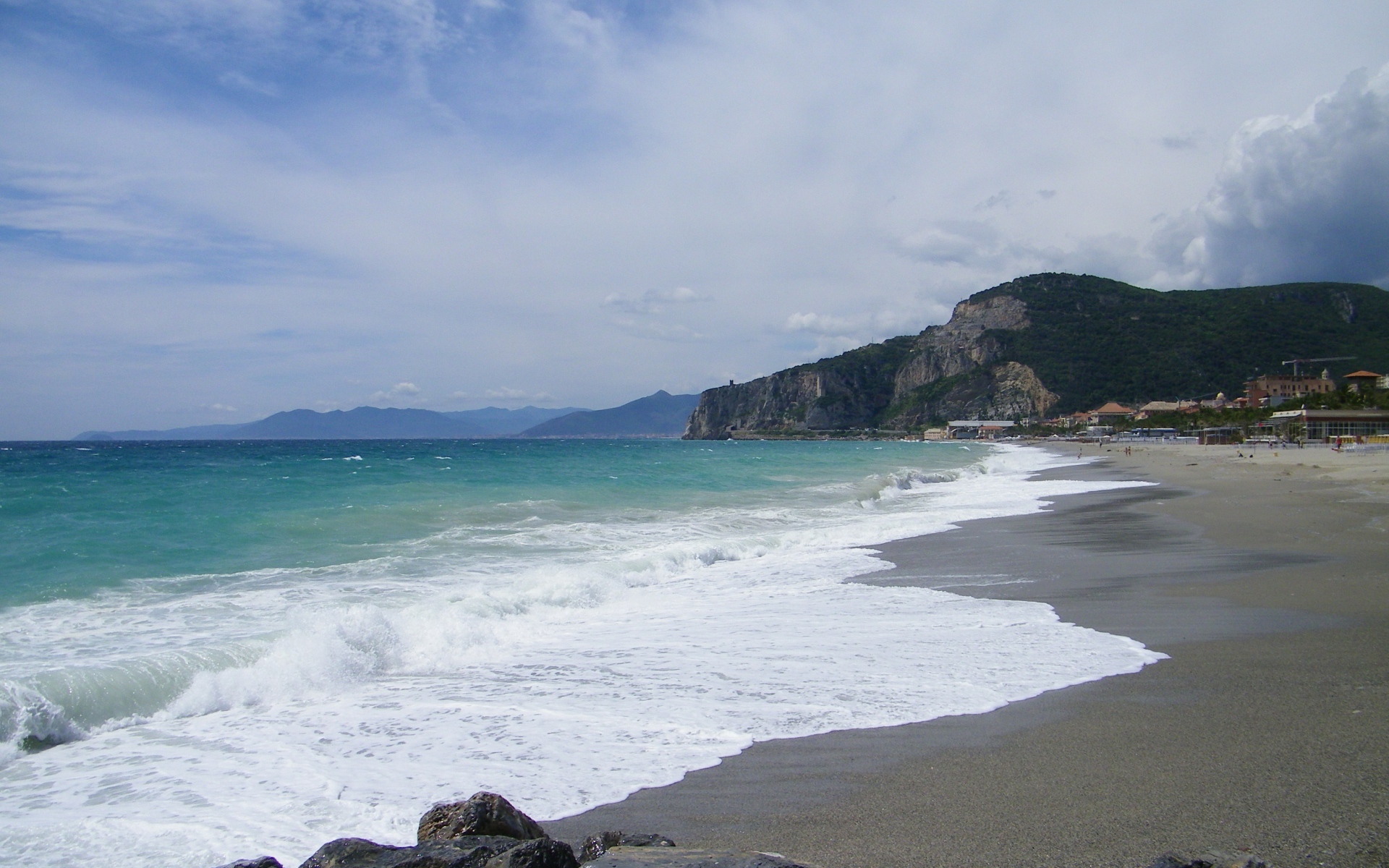 Пляж на курорте Финале Лигуре, Италия