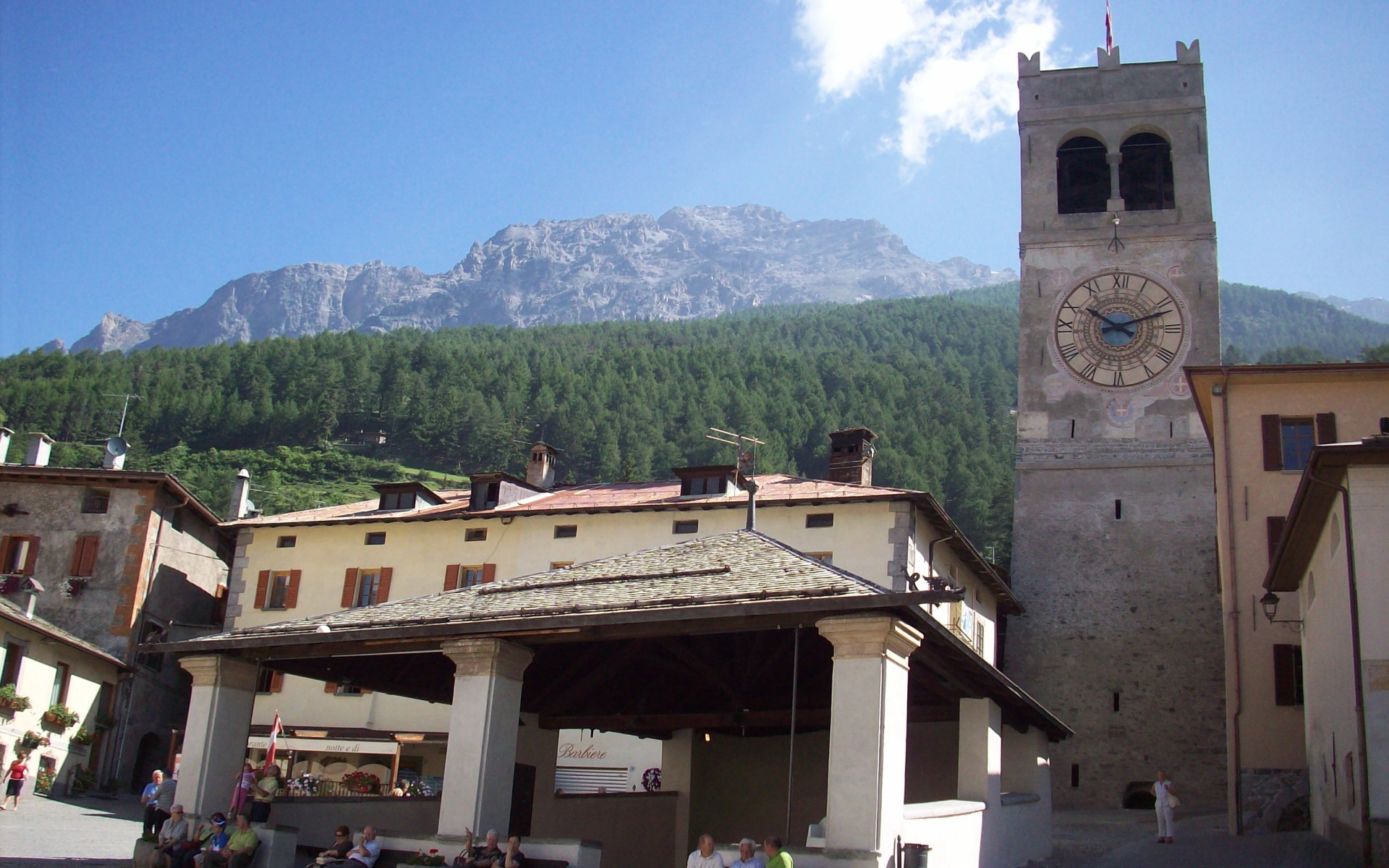 Башня с часами на курорте в Бормио, Италия