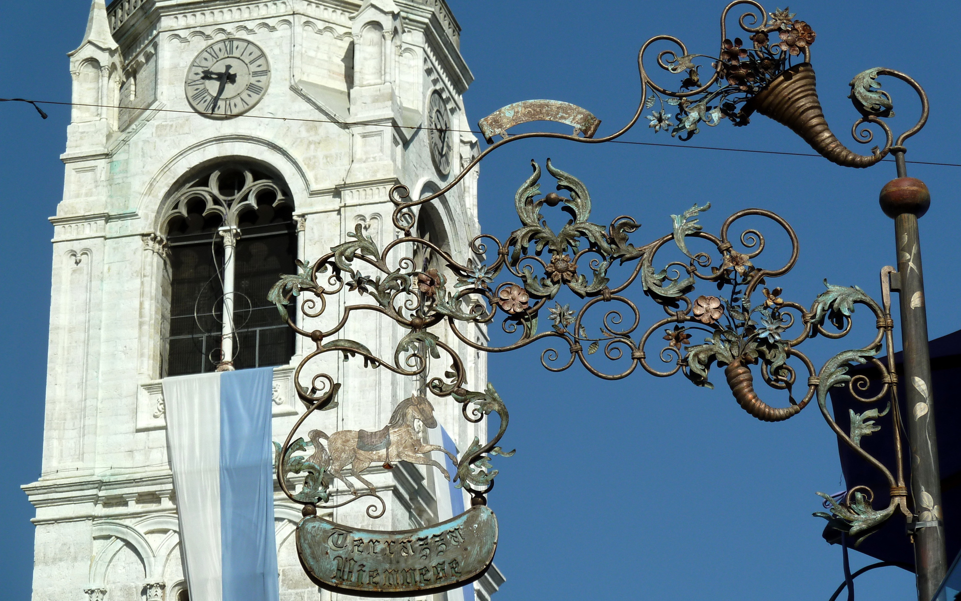 Башня с часами на горнолыжном курорте Кортина д'Ампеццо, Италия