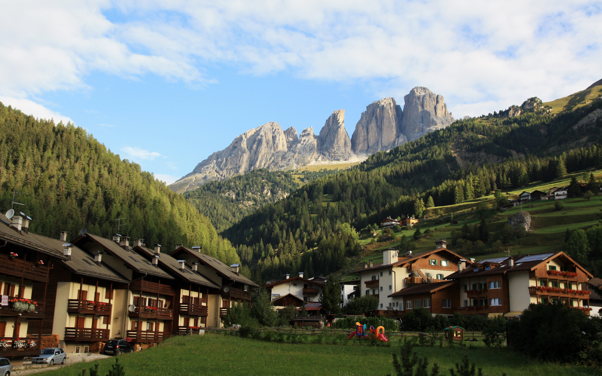 Городские дома на горнолыжном курорте Валь-Ди-Фасса, Италия