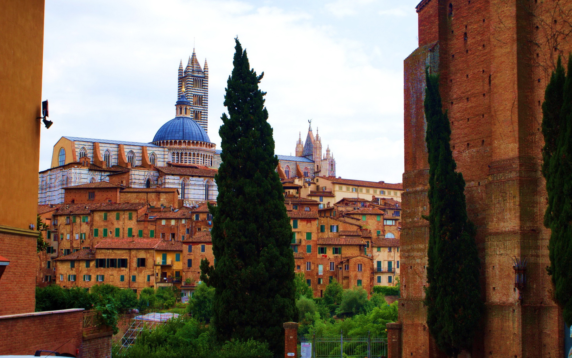 Вид на холм в Сиене, Италия