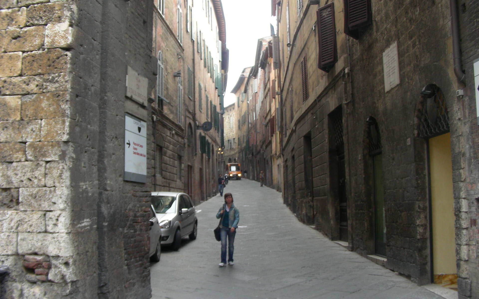 Прогулка по узким улочкам в Сиене, Италия