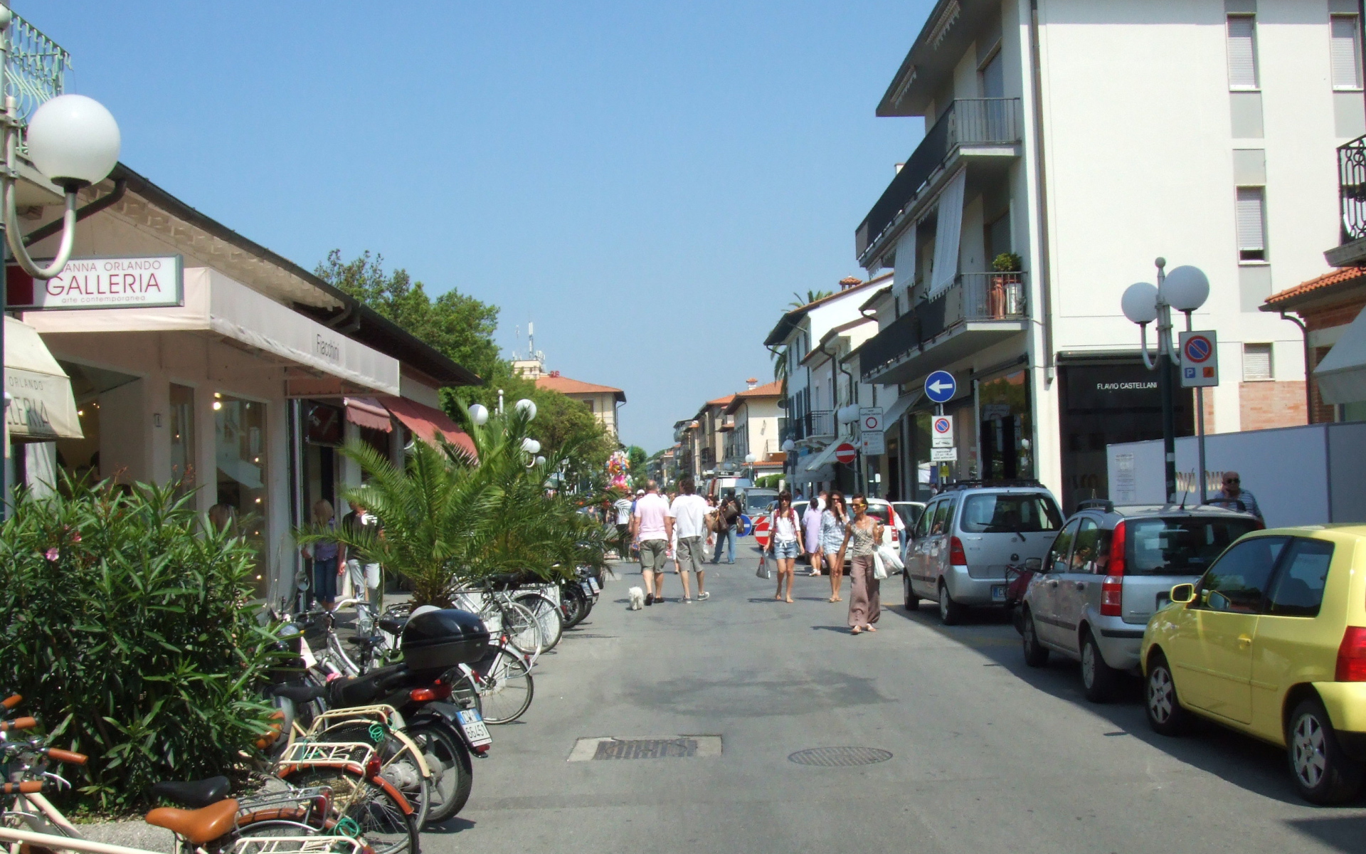 Прогулка по улице на курорте Форте дей Марми, Италия