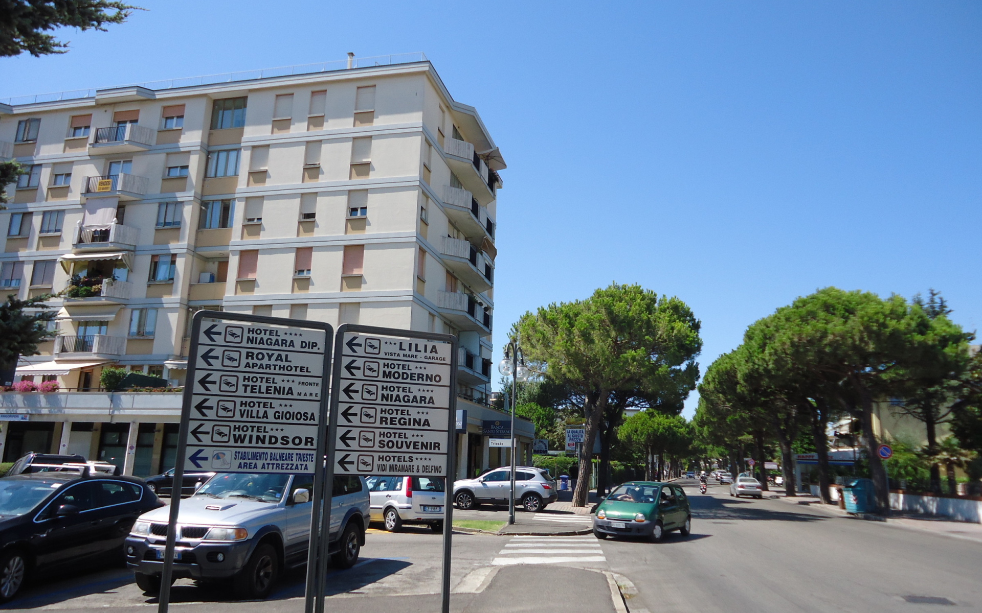 Прогулка по улице на курорте Лидо ди Езоло, Италия