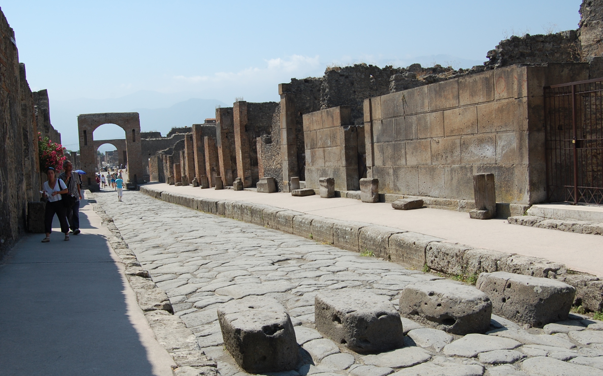Прогулка по улицам в Помпеях, Италия