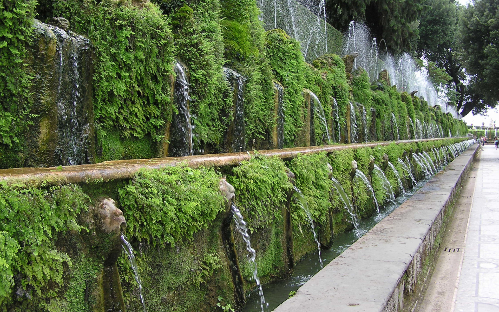 Стена фонтанов в Тиволи, Италия