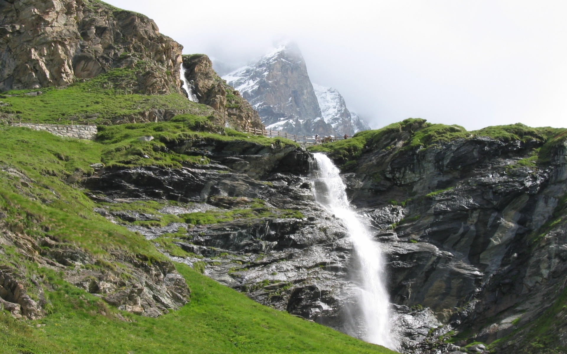 Водопад на горнолыжном курорте Червиния, Италия