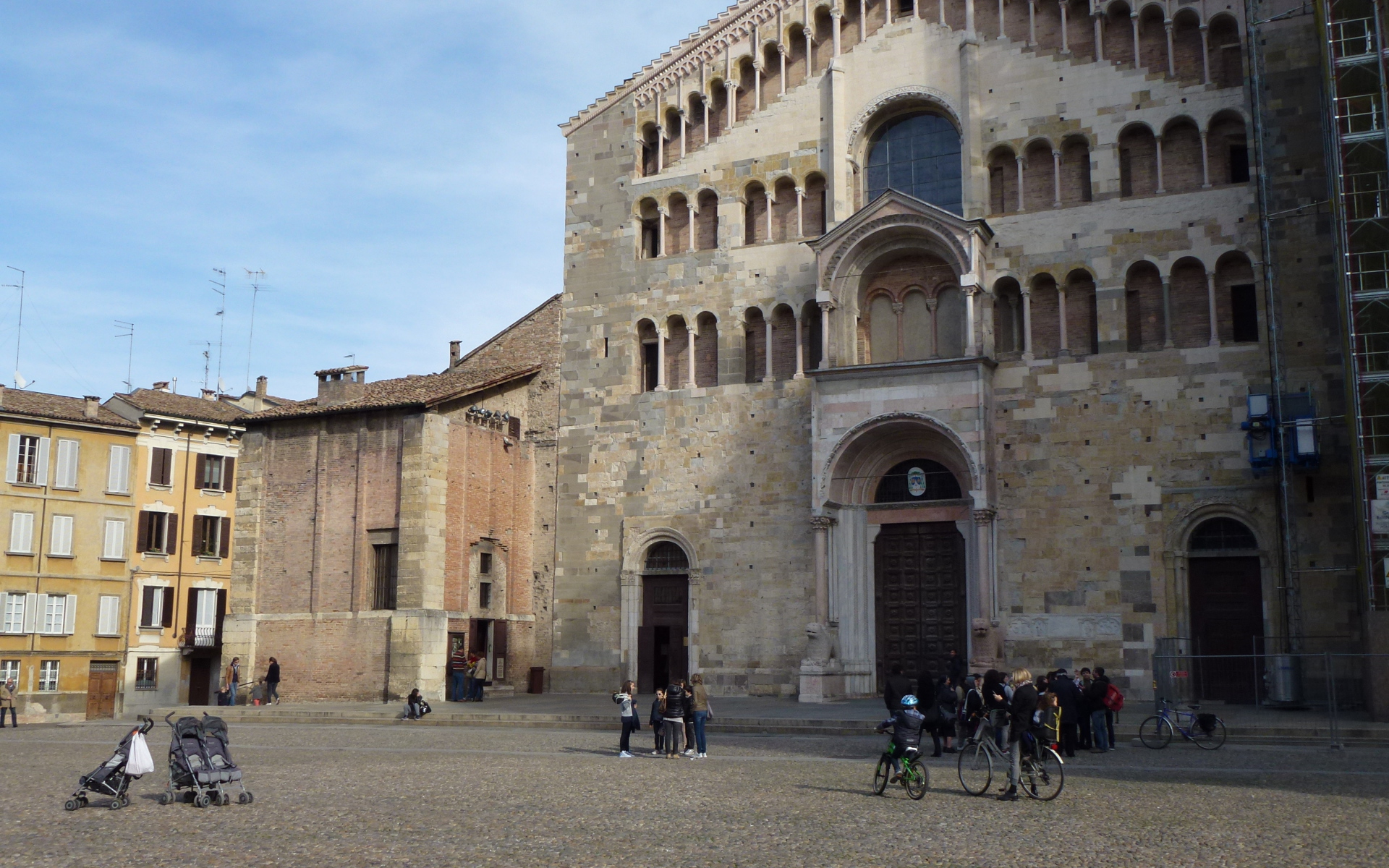 Соборная площадь в Парме, Италия