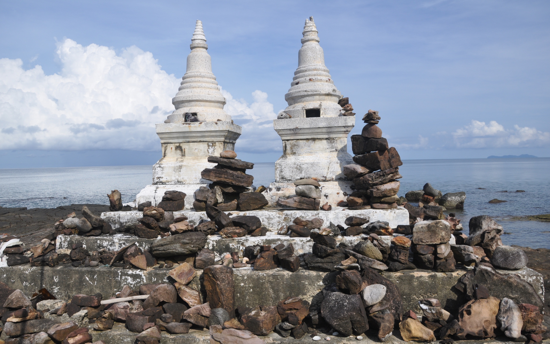 Алтарь на берегу на острове Ко Куд, Таиланд