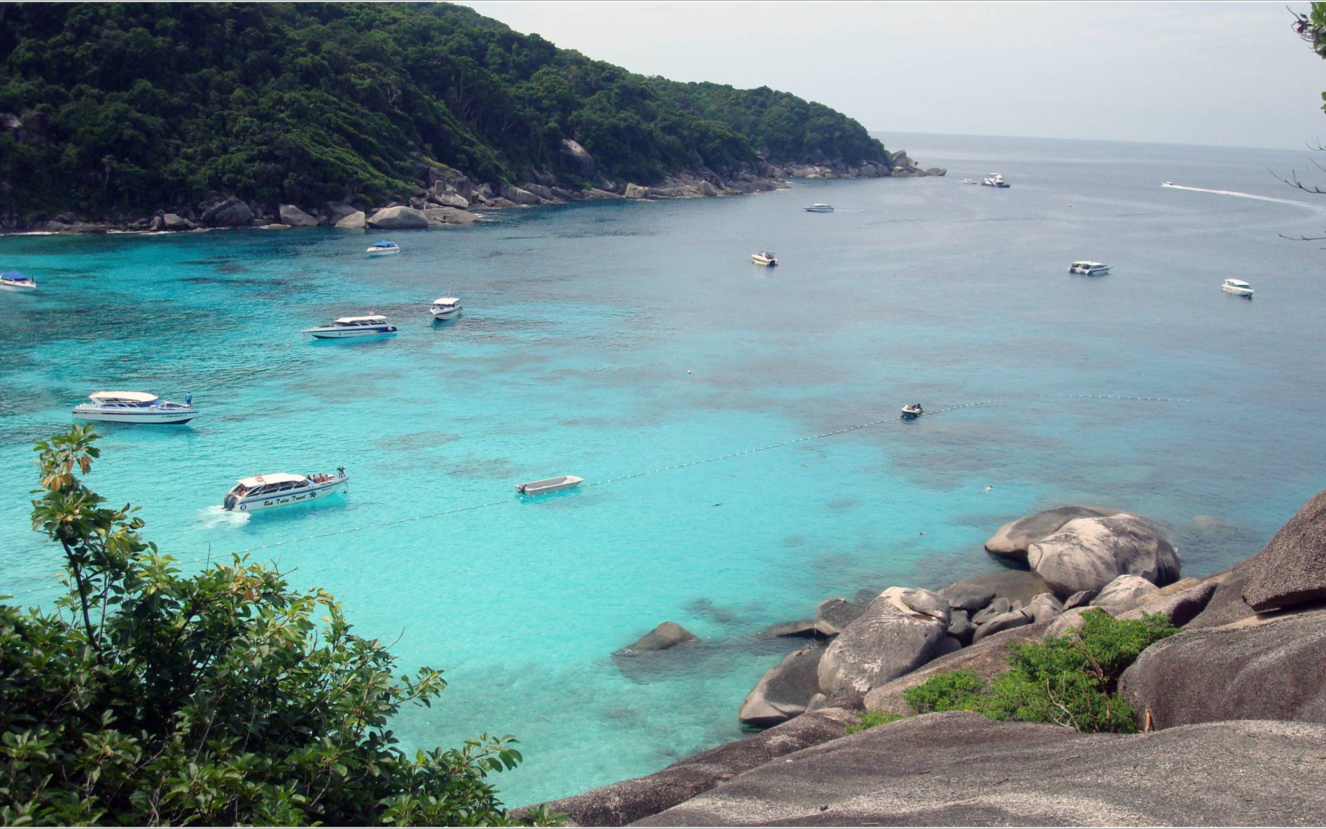 Залив на курорте острова Ко Лан, Таиланд