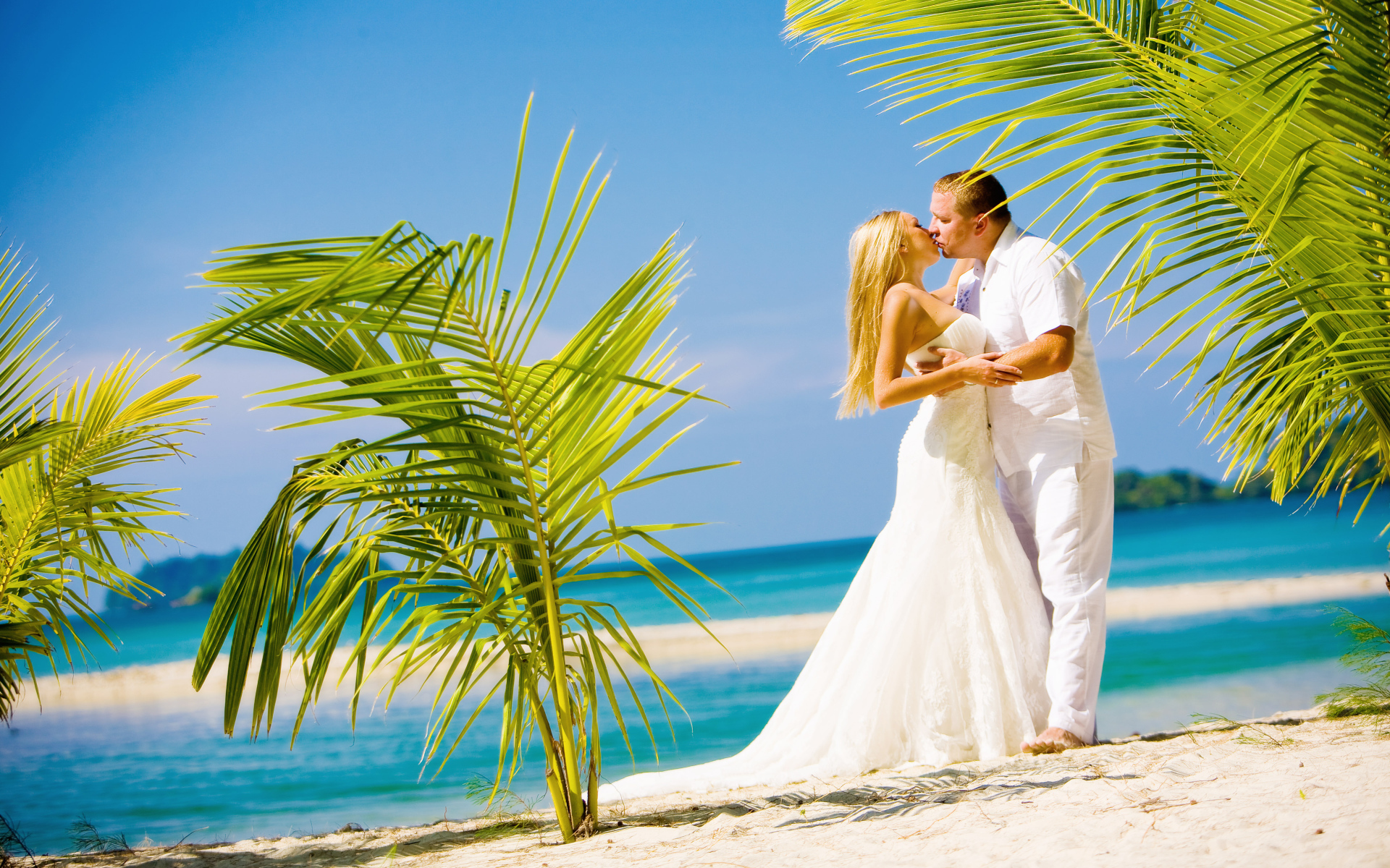 Красивая пара на пляже в Пхукете, Таиланд