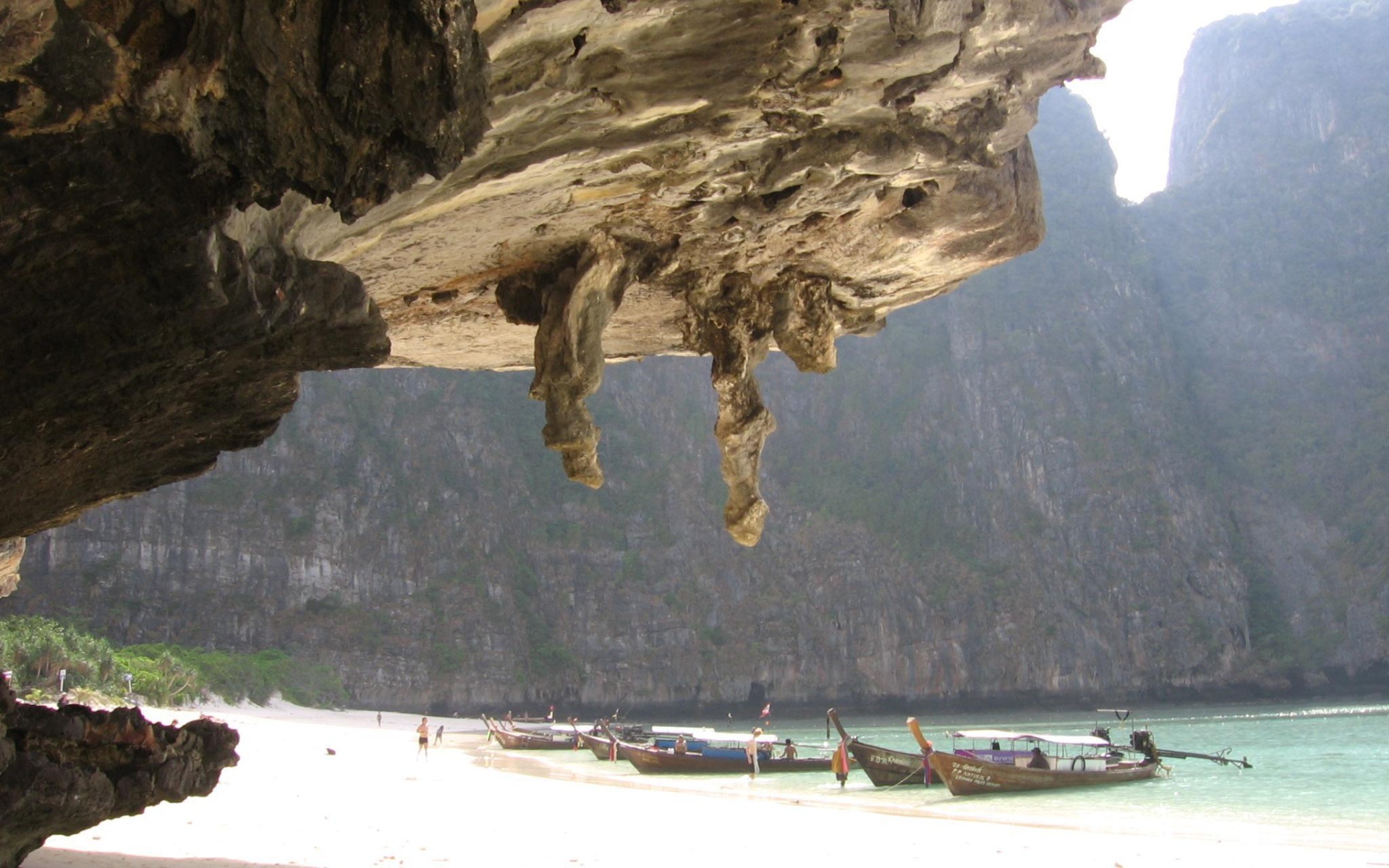 Лодки в лагуне на курорте Районг, Таиланд