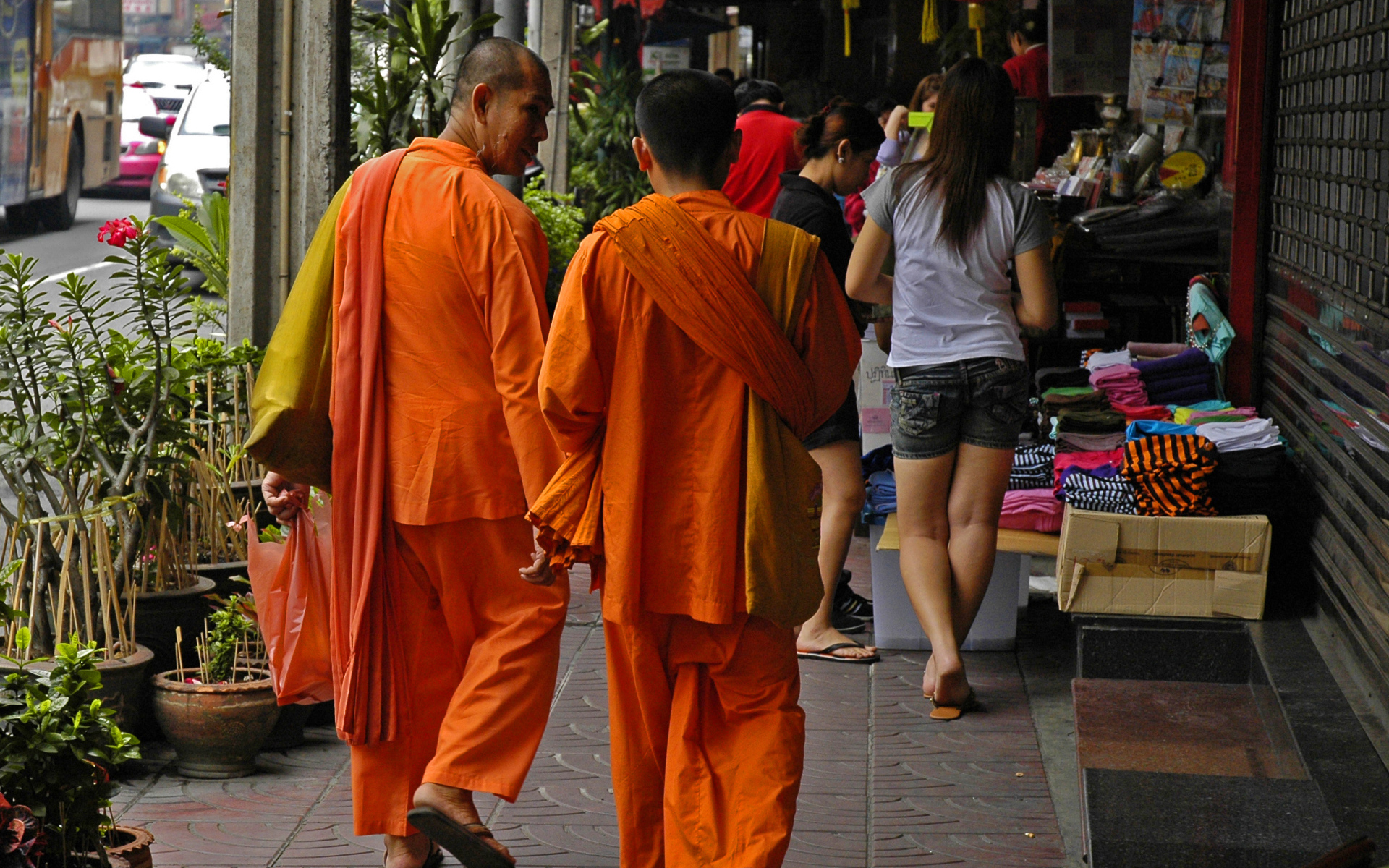 Буддийский монахи на улице в Бангкоке, Таиланд