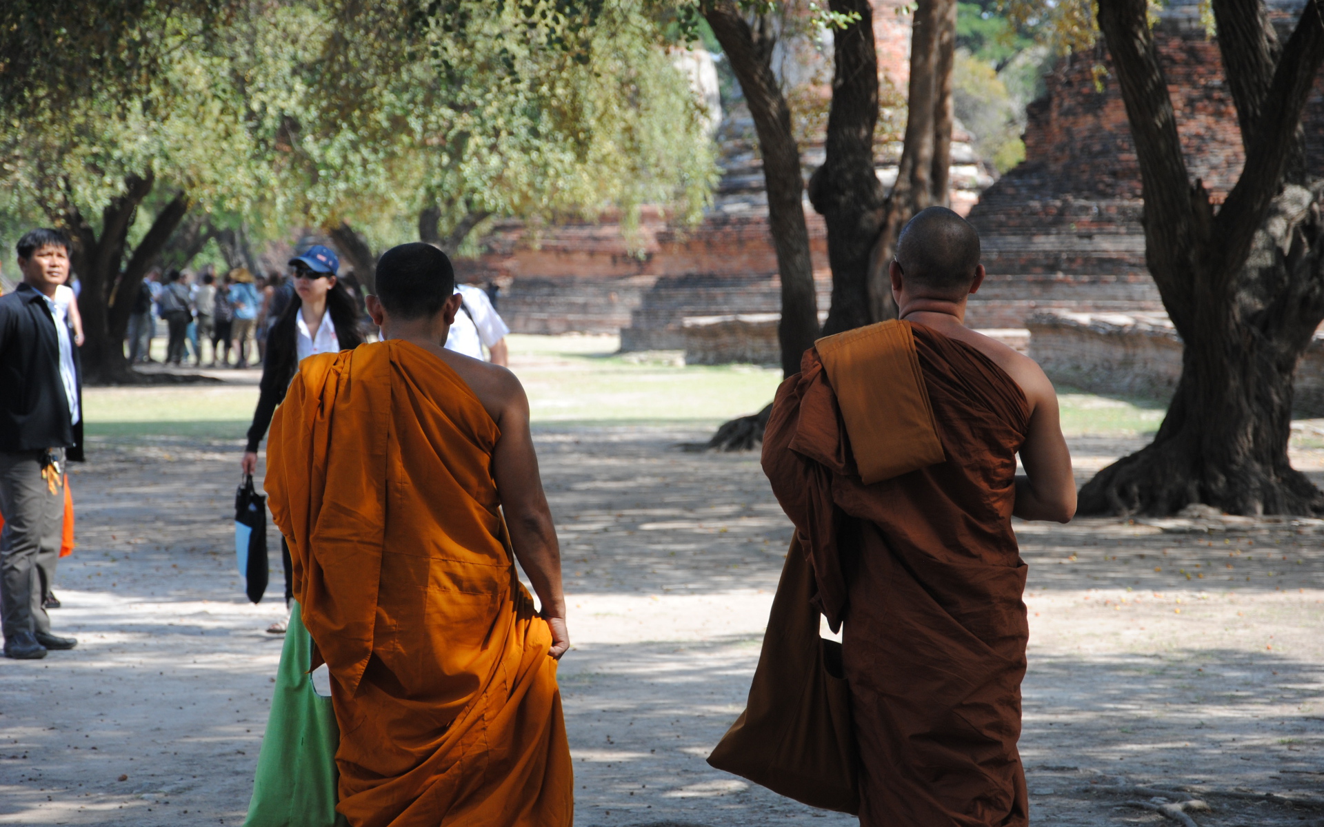Буддийские монахи на улице на курорте Аютайя, Таиланд