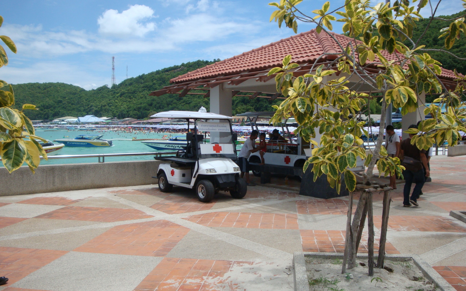 Городские улицы на курорте острова Ко Лан, Таиланд