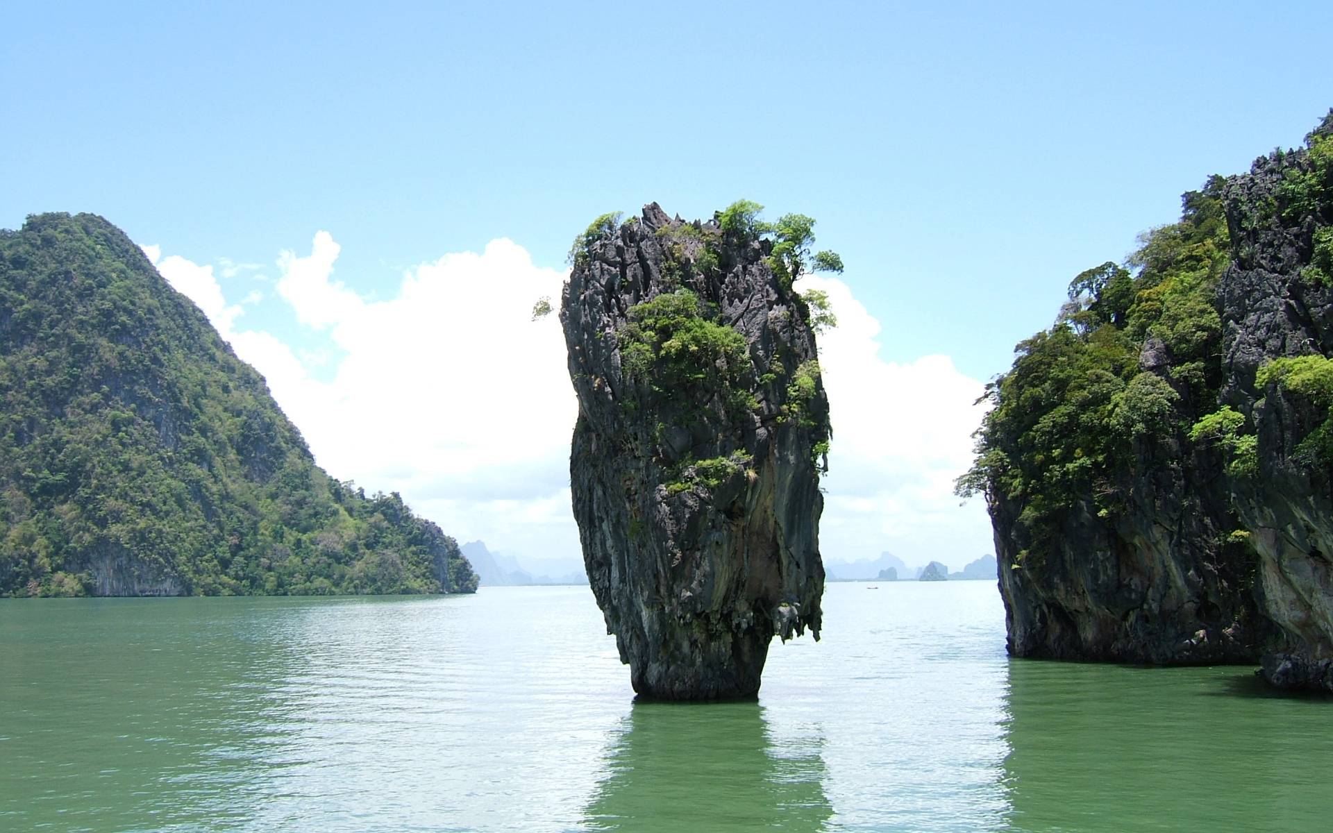 Одинокая скала в заливе в Пхукете, Таиланд