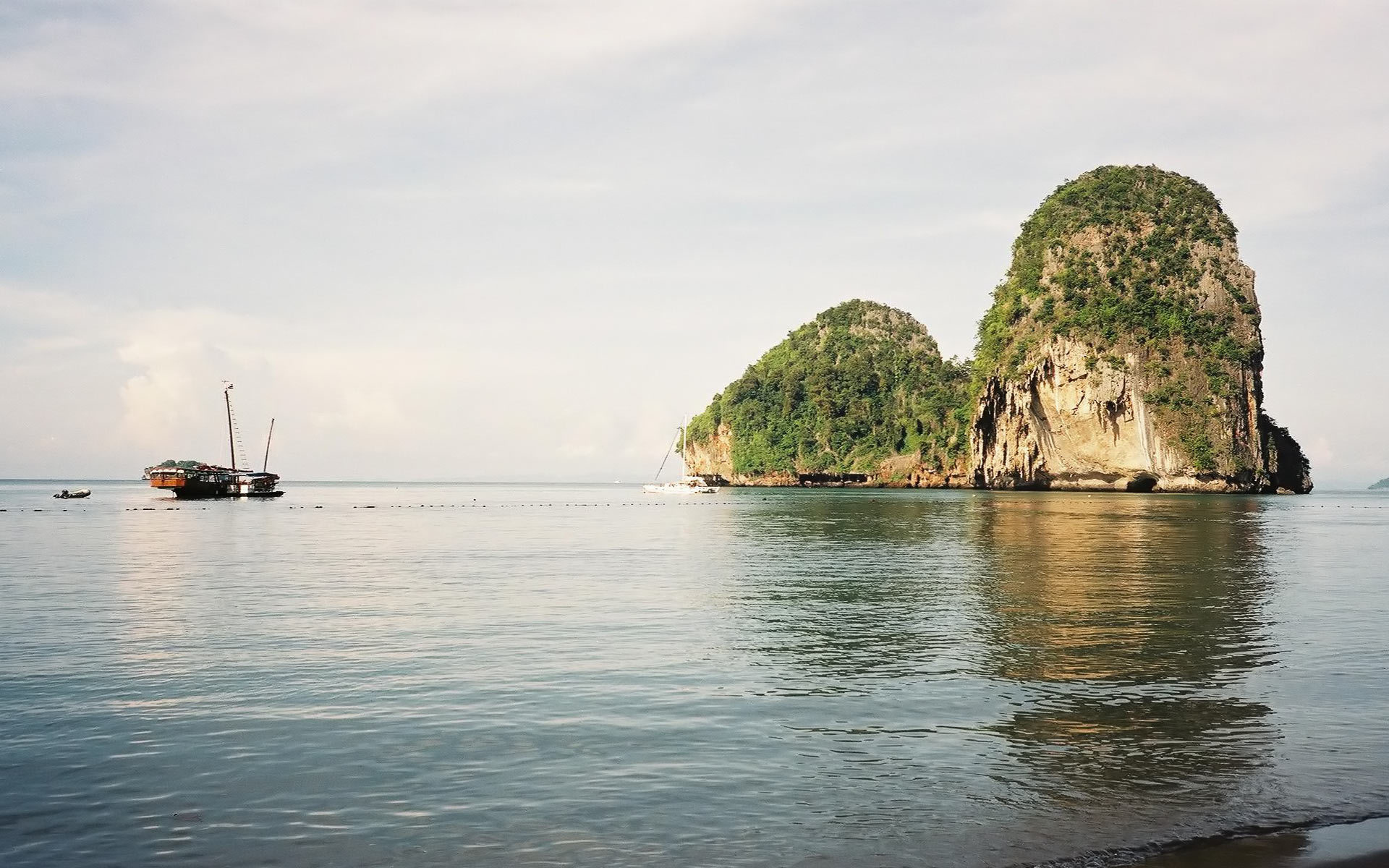 Скалы у берега на курорте Краби, Таиланд