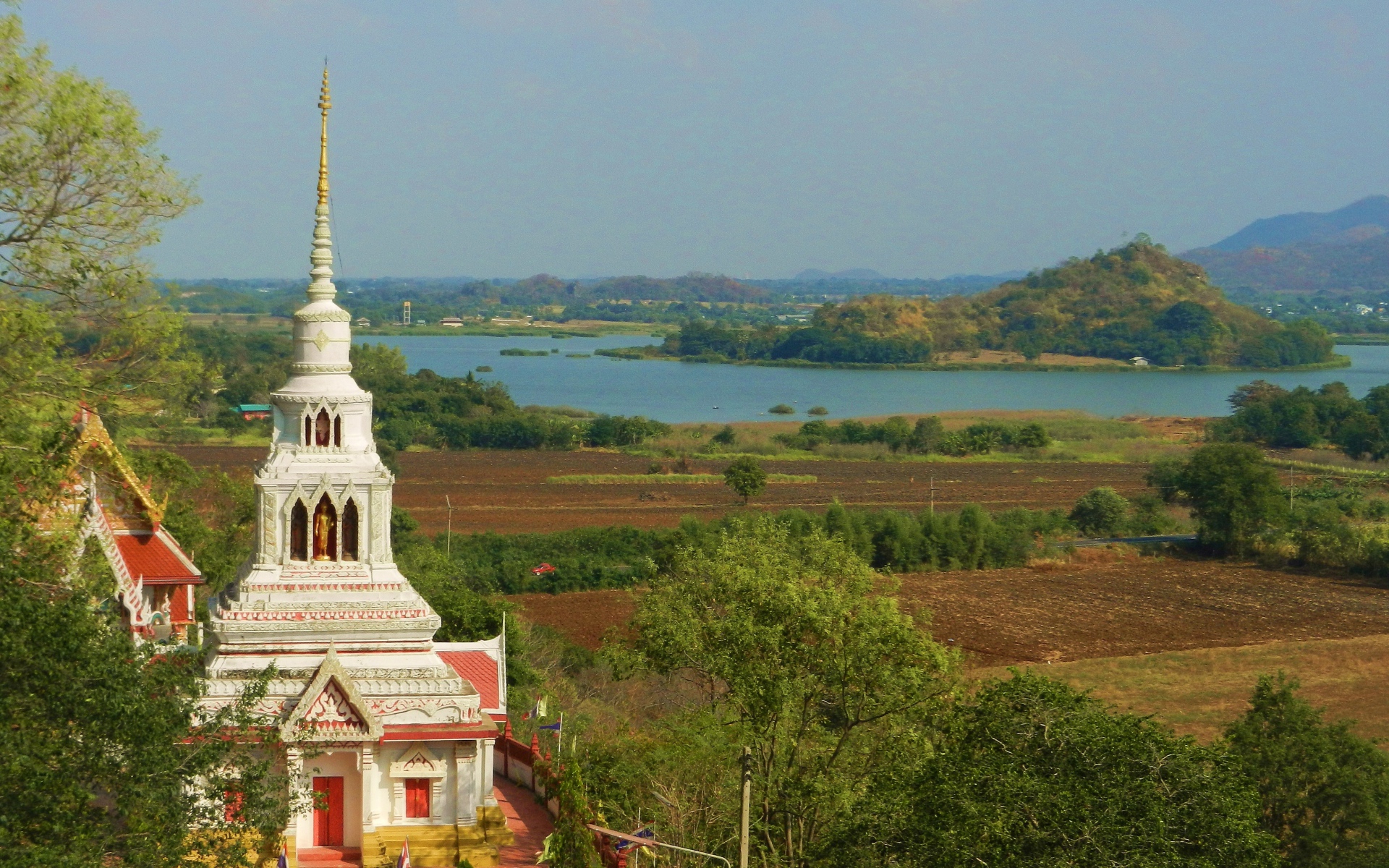Храм на фоне озера на курорте Лопбури, Таиланд
