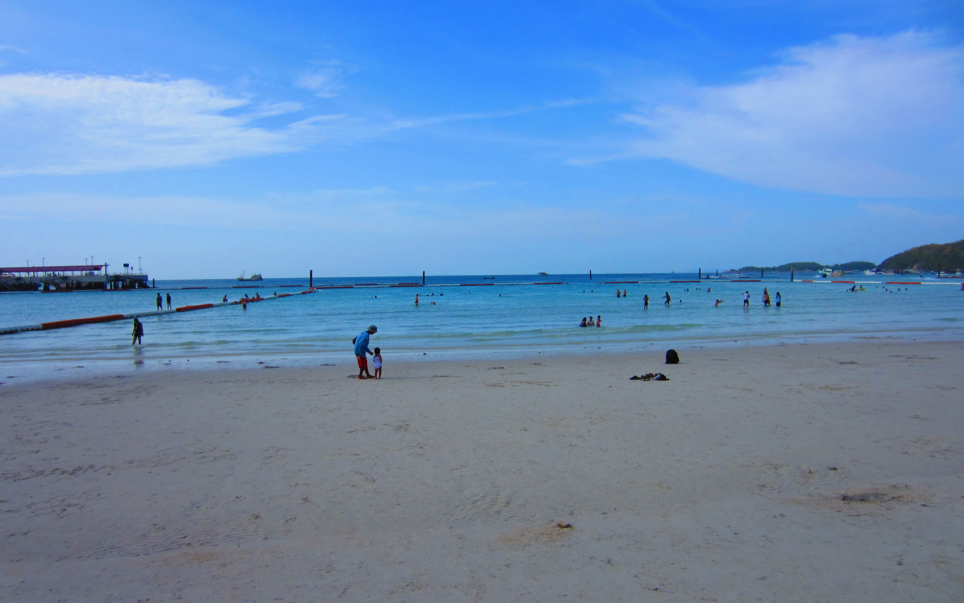 Пляж на курорте острова Ко Лан, Таиланд