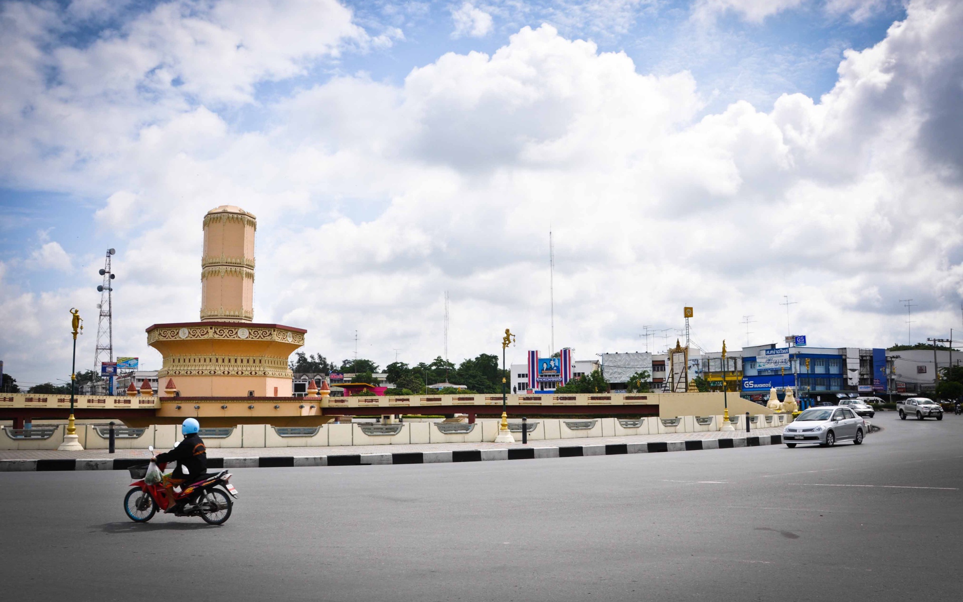 Уличное движение на курорте Лопбури, Таиланд