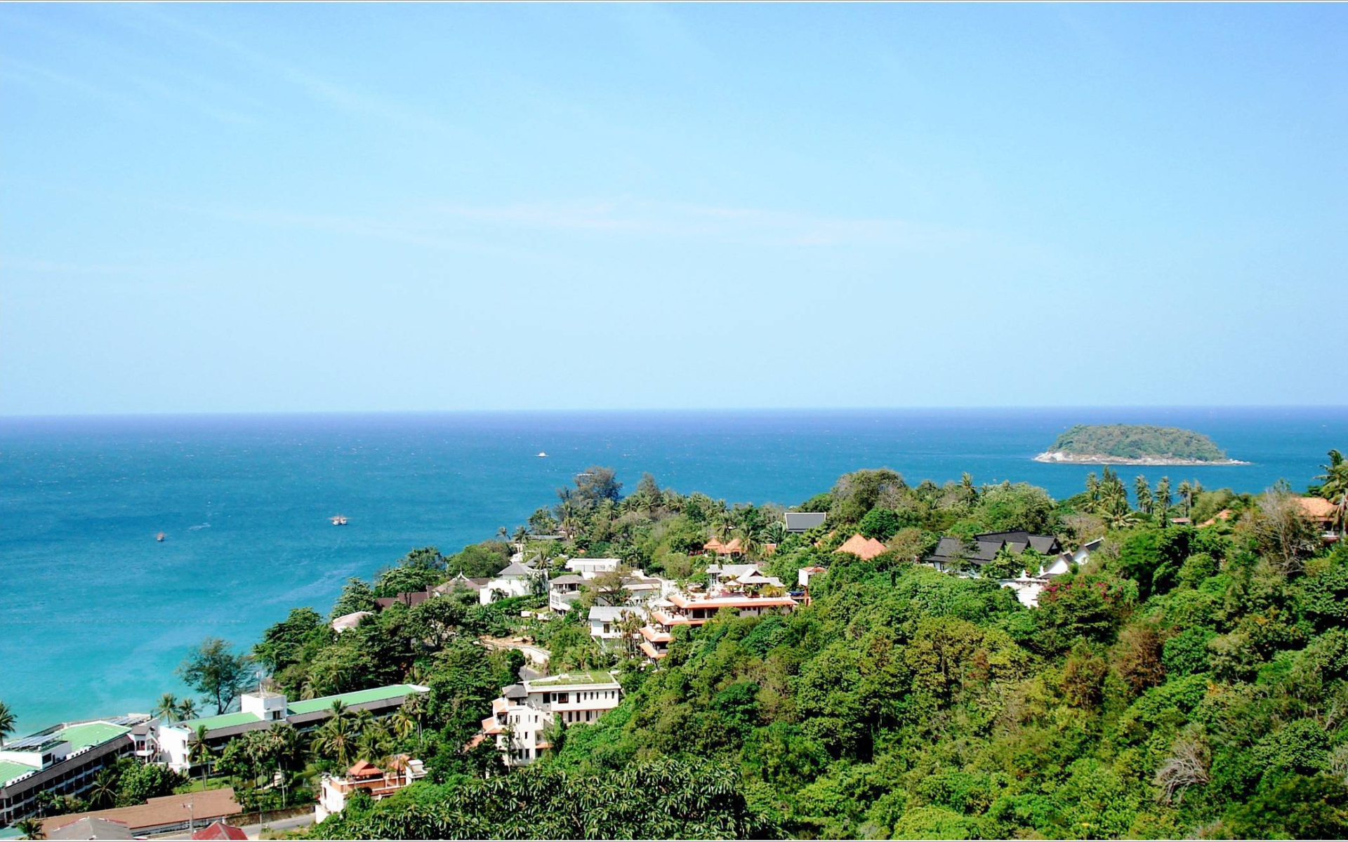 Городские здания на курорте острова Ко Лан, Таиланд