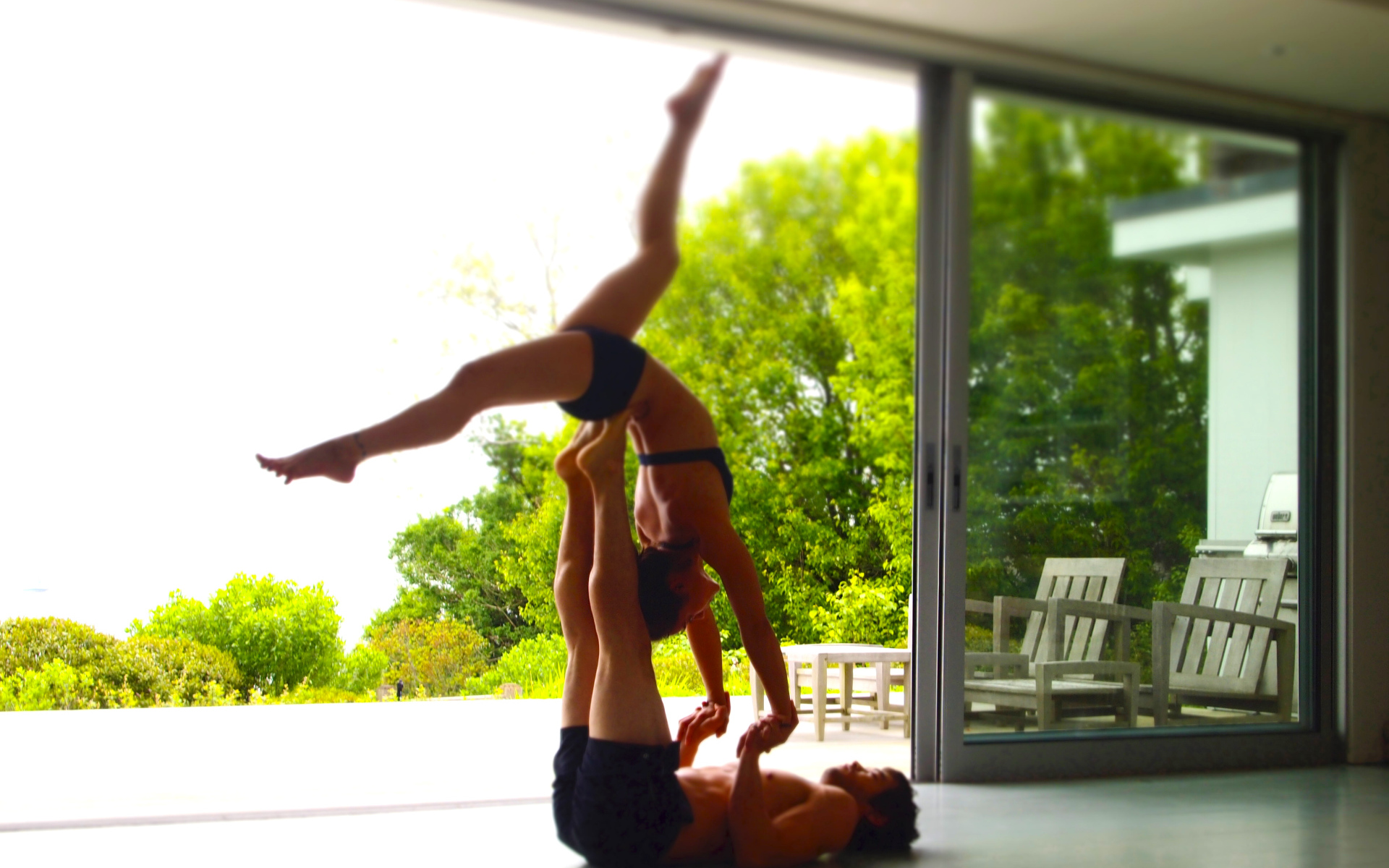 Пара заниматься йогой