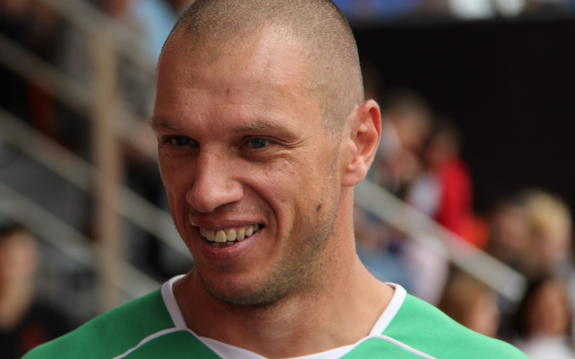 Александр Филимонов вратарь клуба Арсенал Тула на фоне трибун