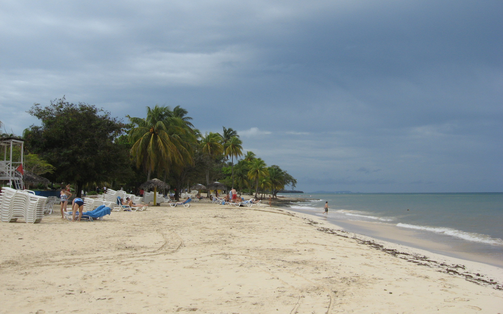 Осенний отдых на пляже на курорте Гуардалавака, Куба
