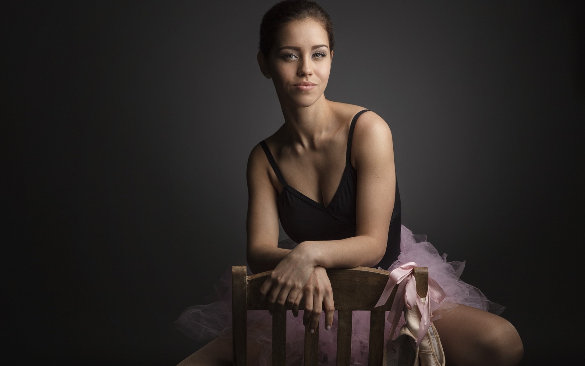 Балерина на стуле