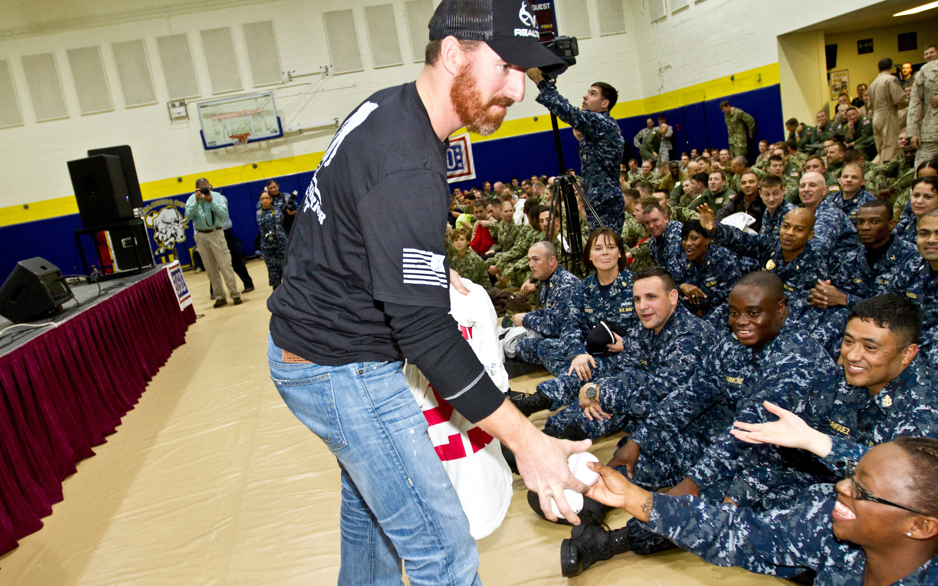 Бейсболист Адам Ляруш с военными