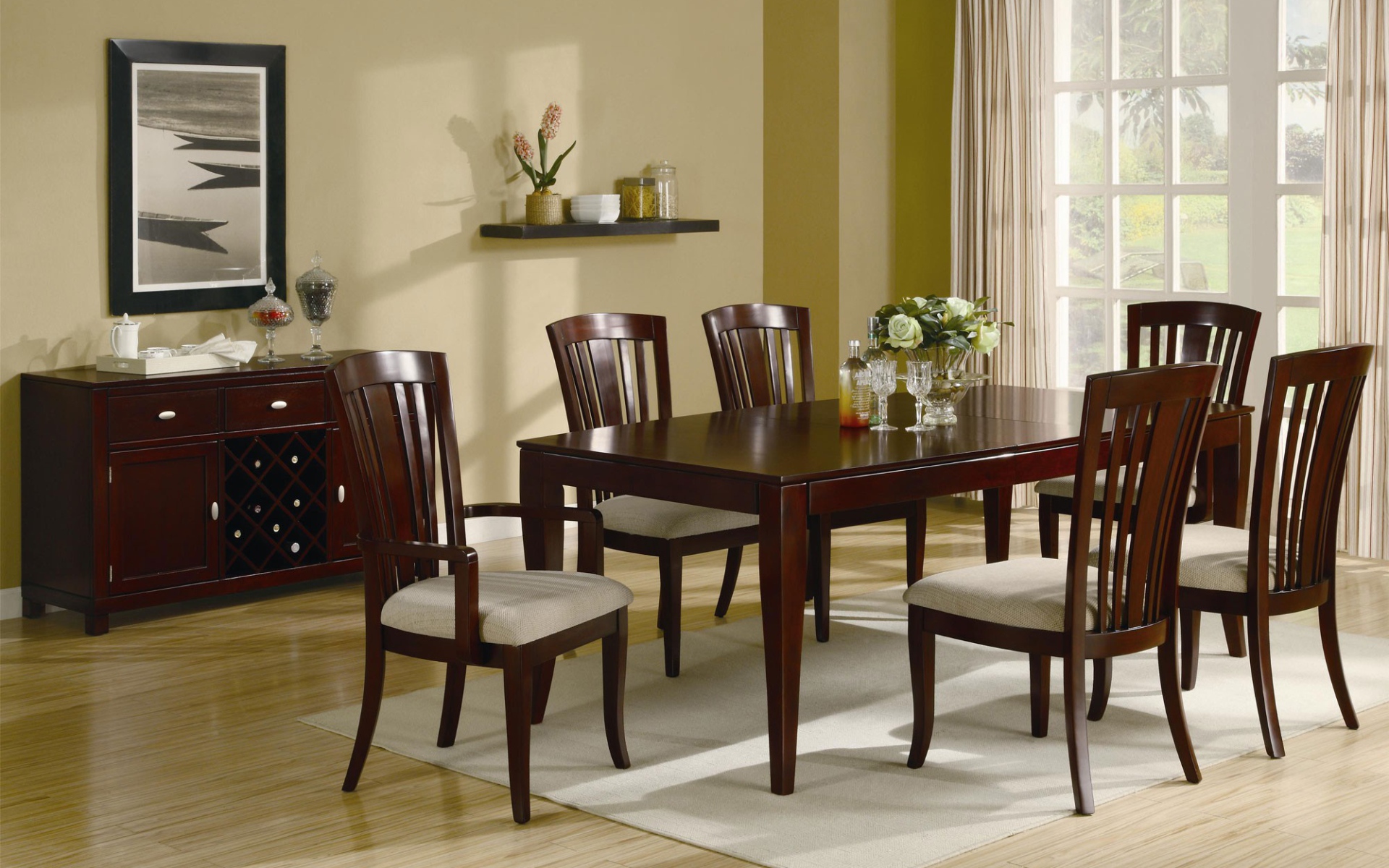 Красивая столовая в доме