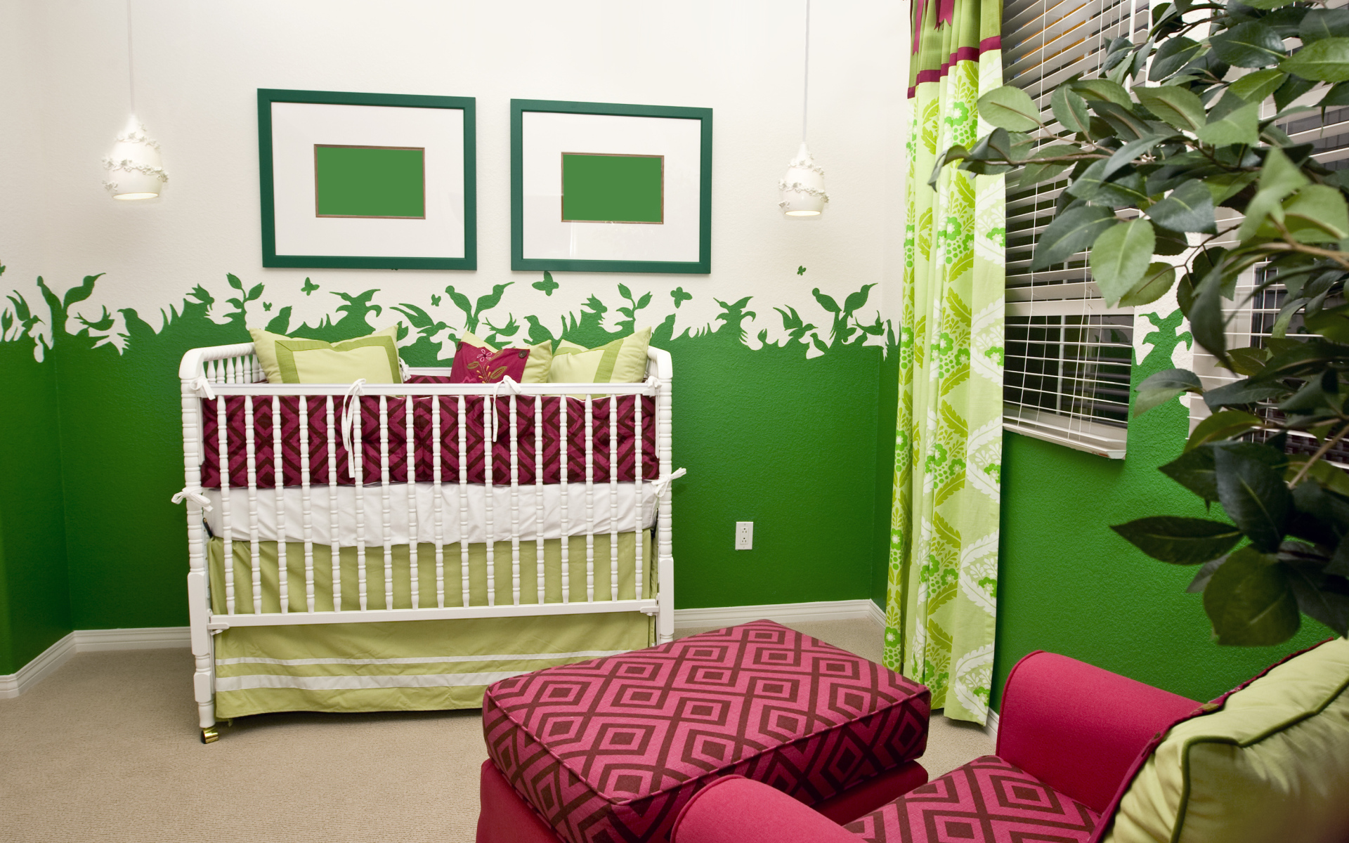 Кровать для малыша и кресло для мамы в детской