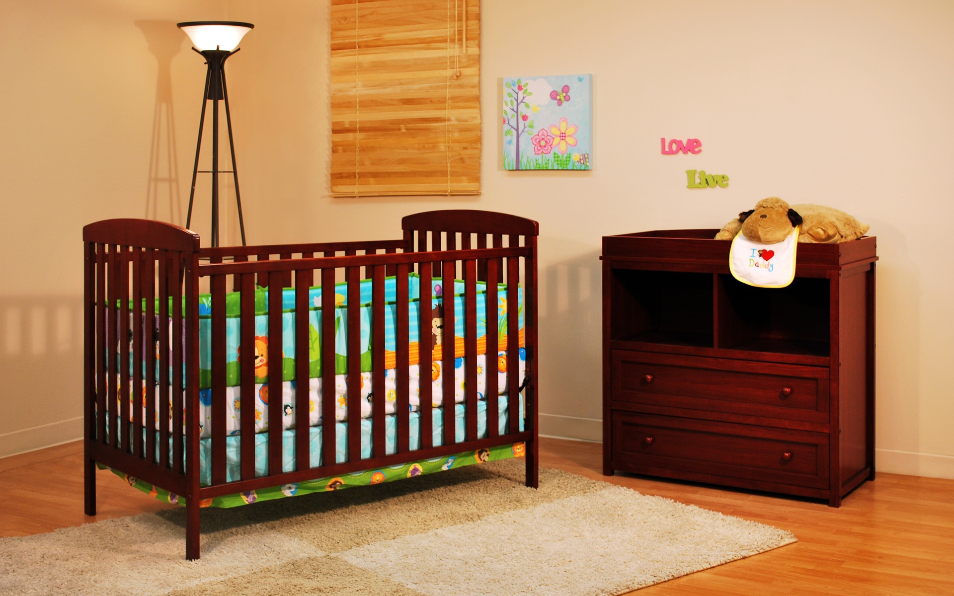 Кровать для грудного ребенка в детской