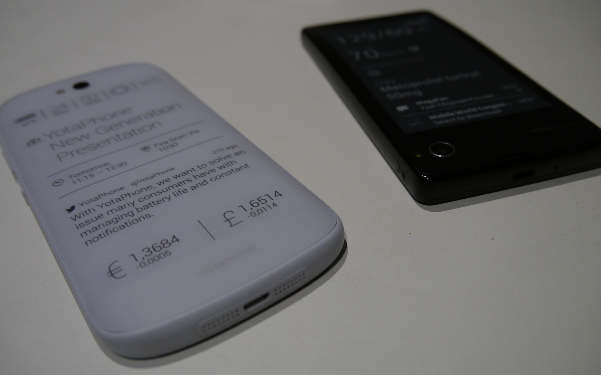 Черный и белый YotaPhone 2