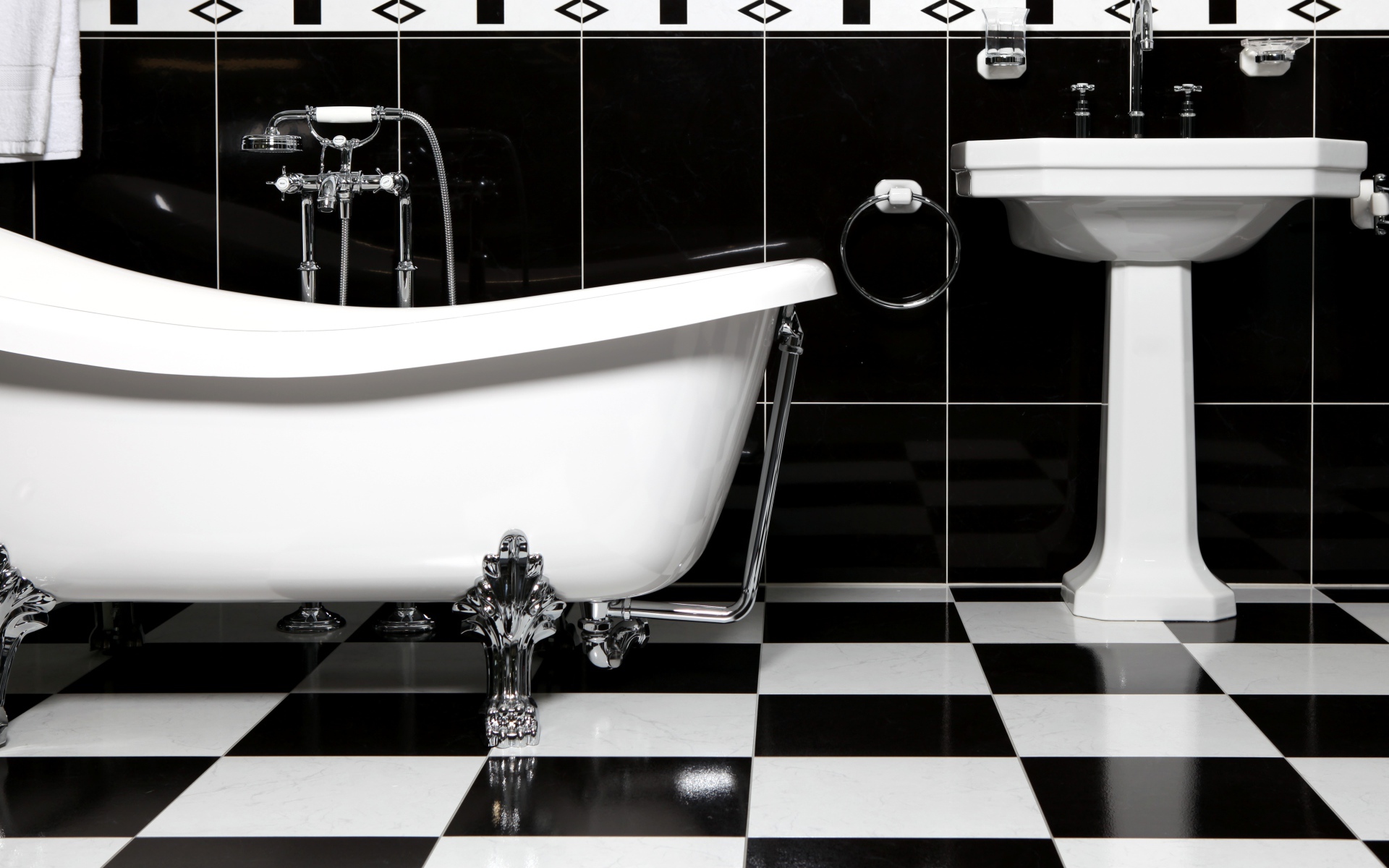 Черно белое оформление ванной