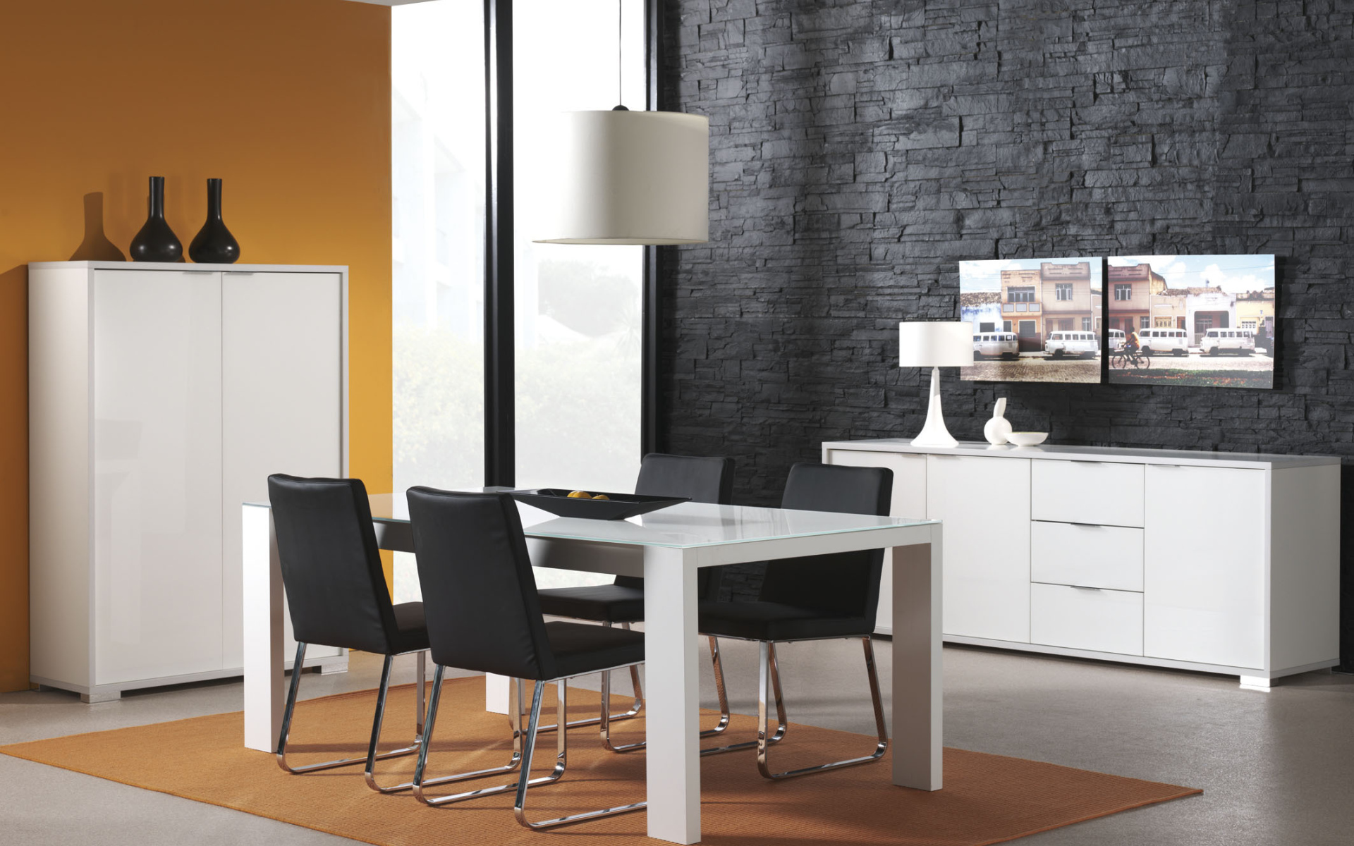 Черная стена в столовой