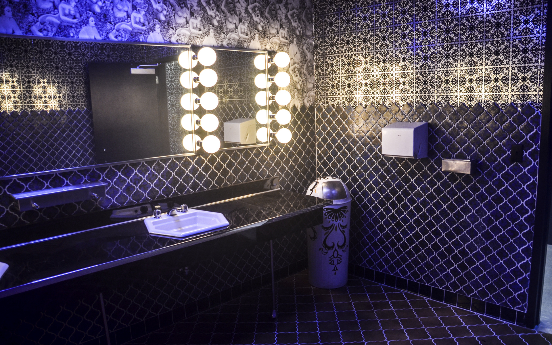 Сине черный кафель в ванной