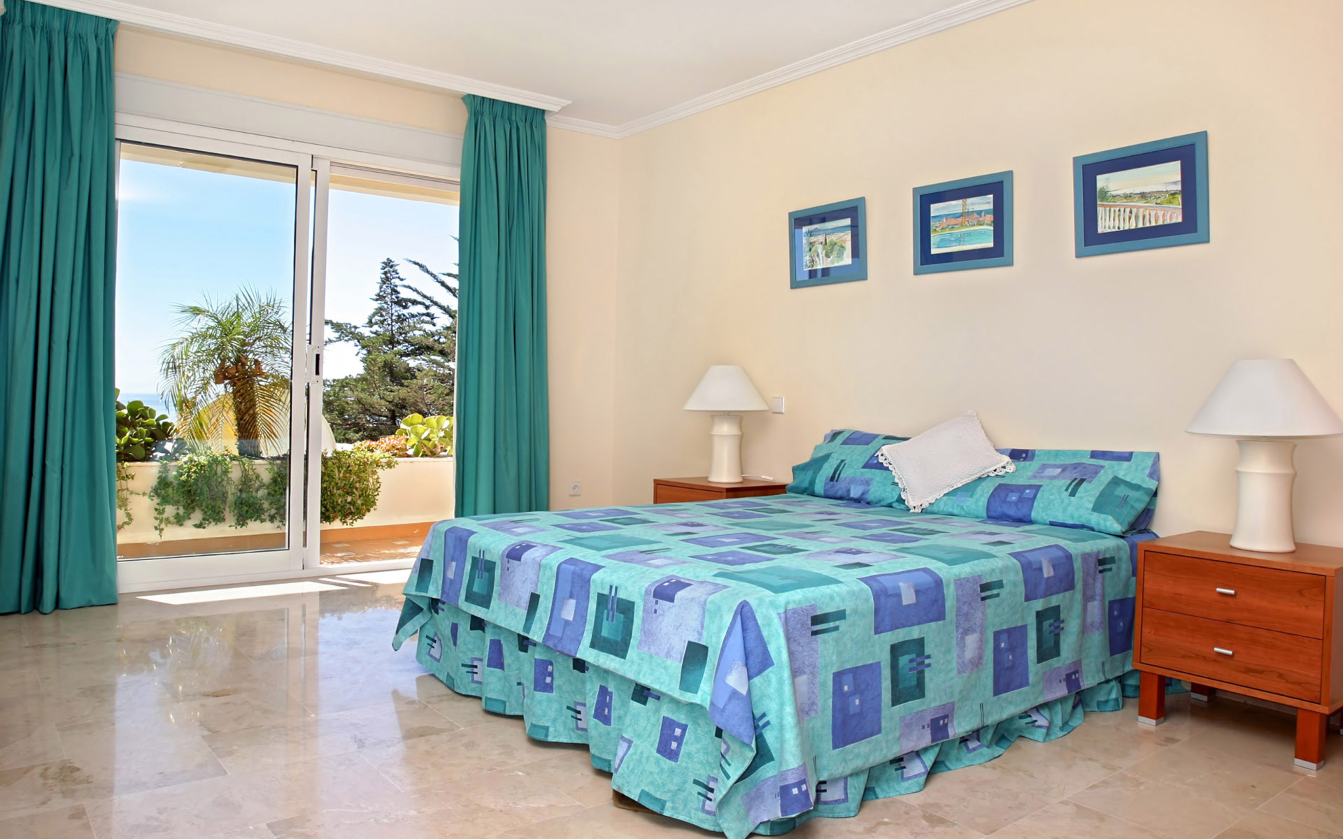 Голубые шторы в спальне