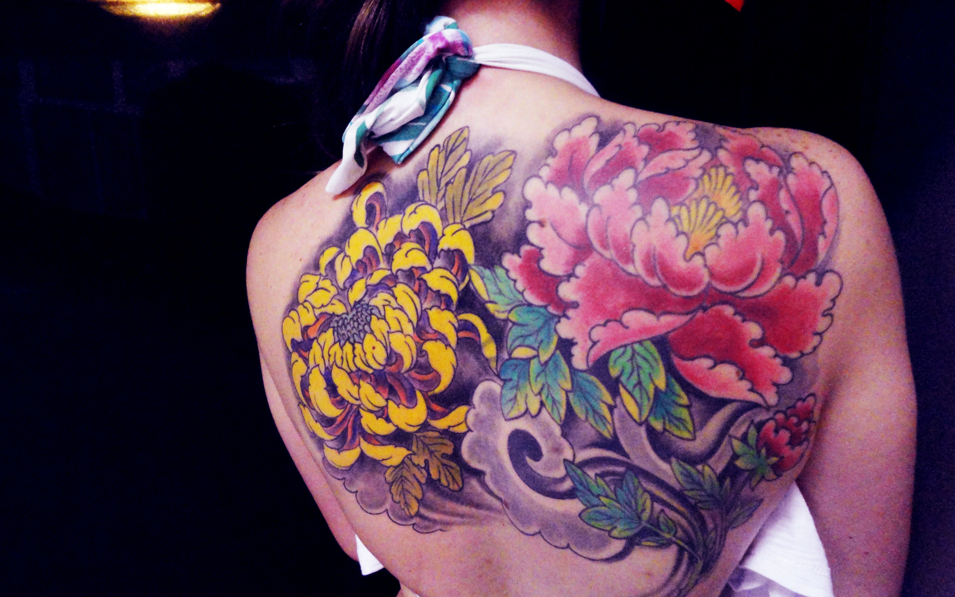 Тату букет на спине у девушки