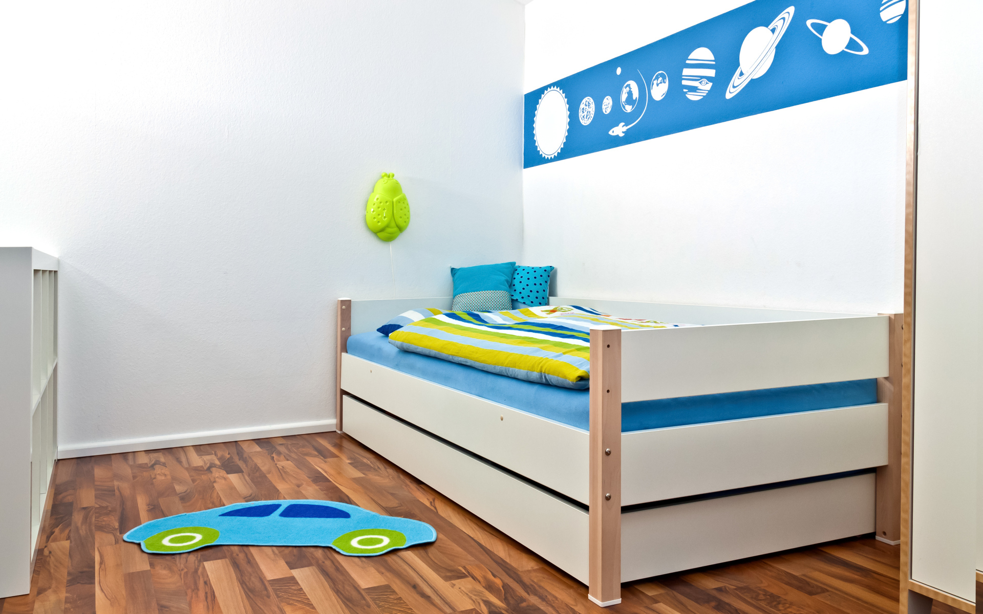 Яркая кровать в детской комнате