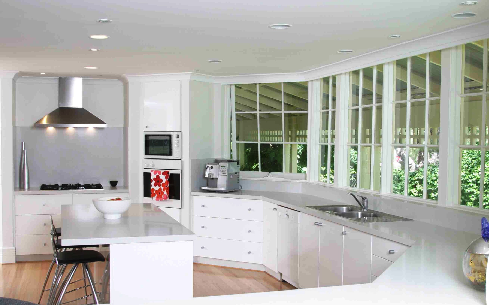 Ярко белая кухня