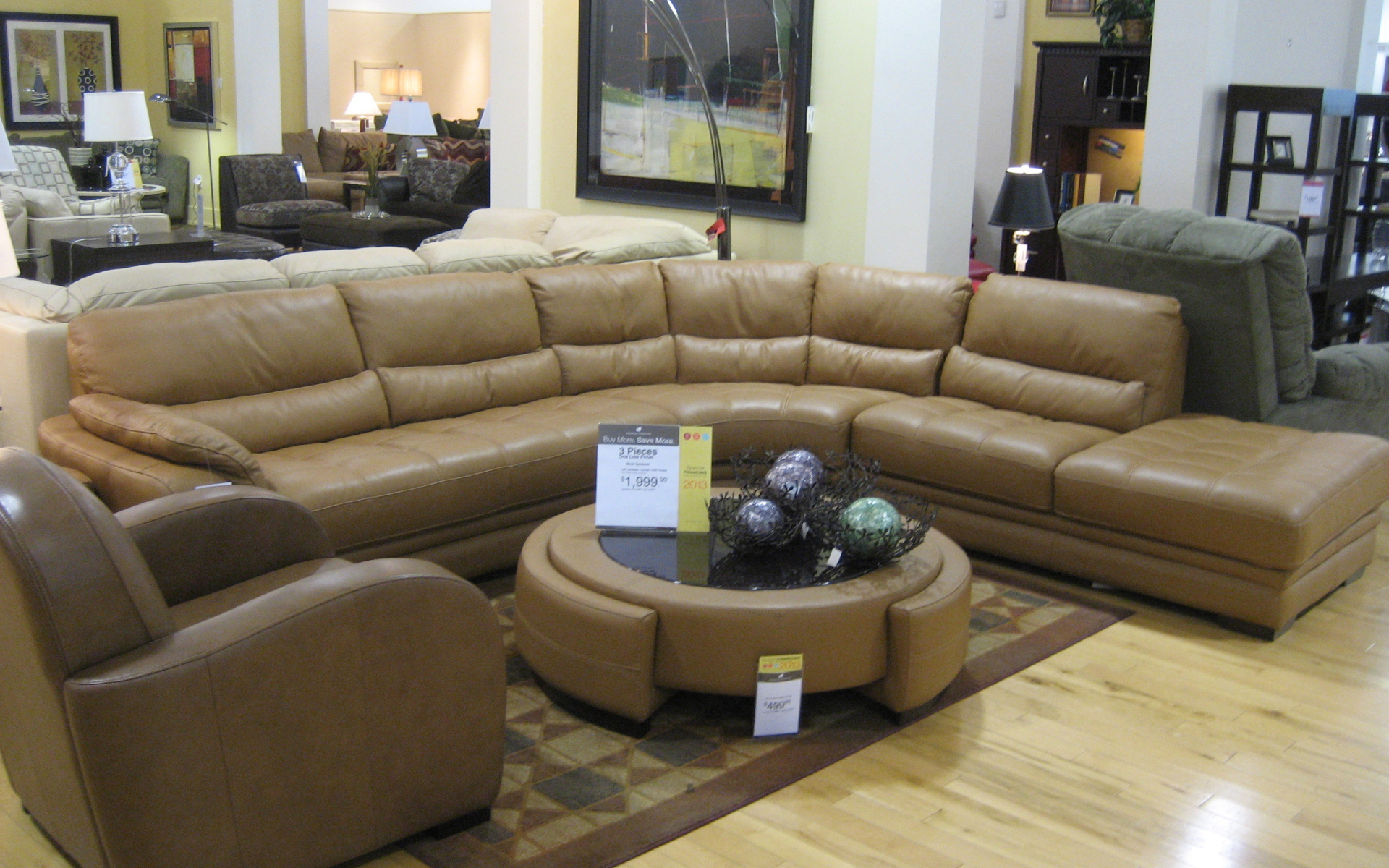 Кожаный коричневый диван в гостиной