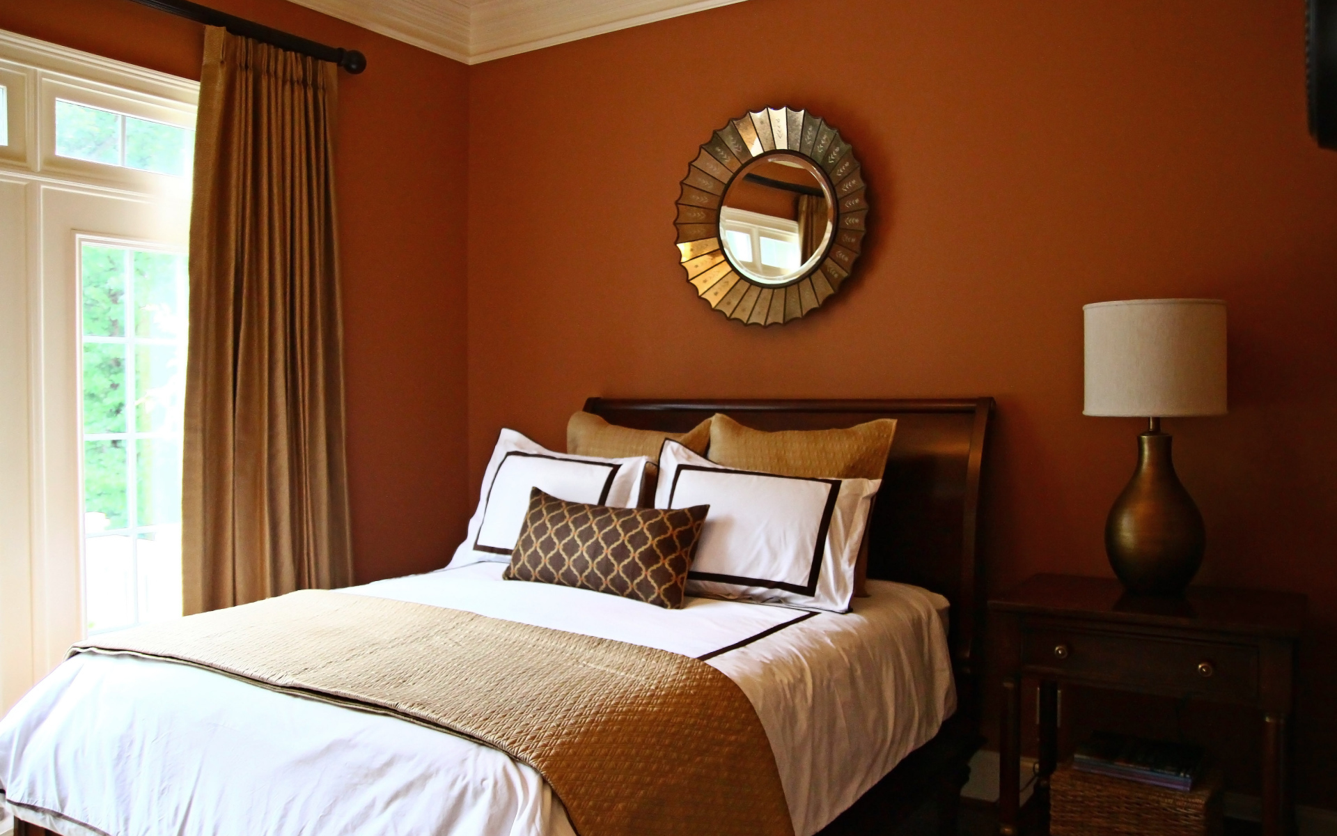 Коричневые стены в спальне