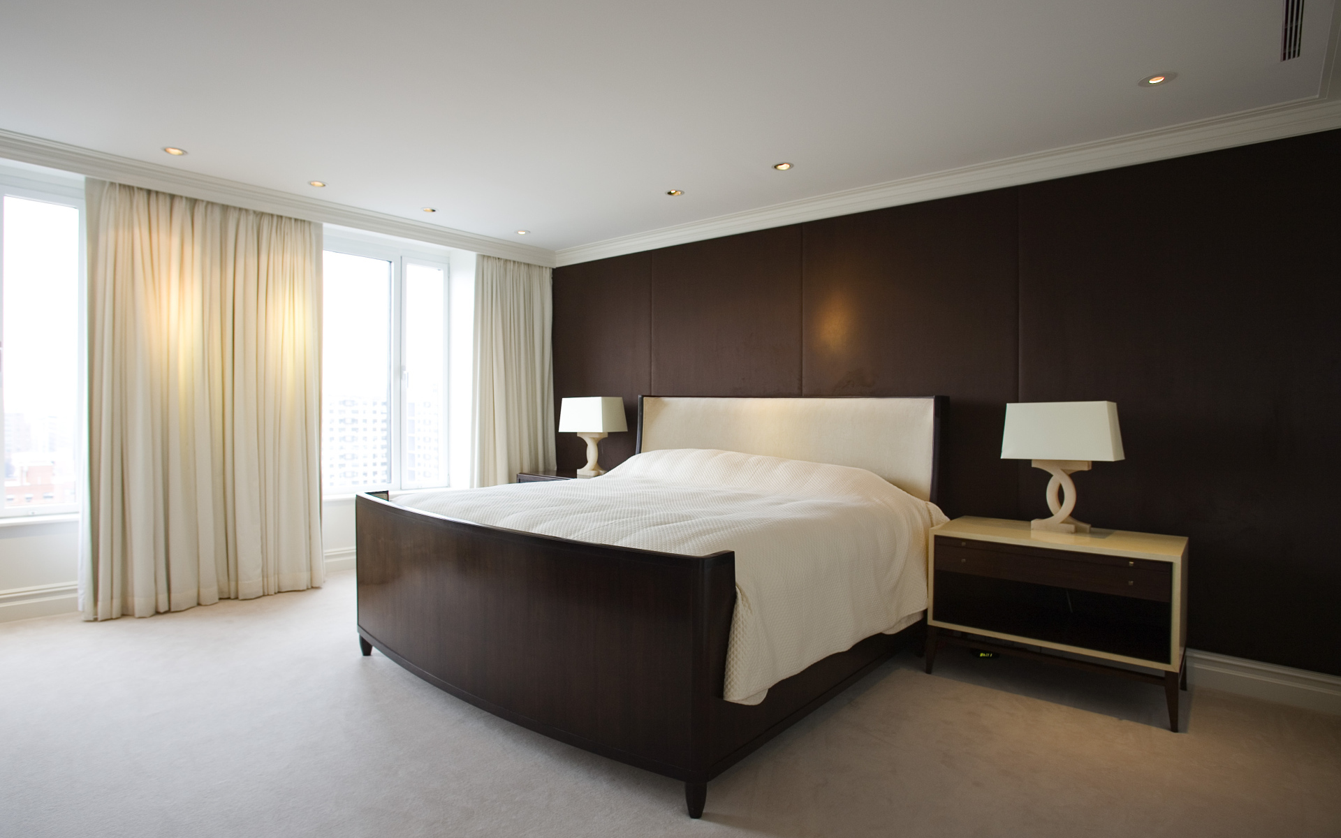 Коричневая стена в спальне