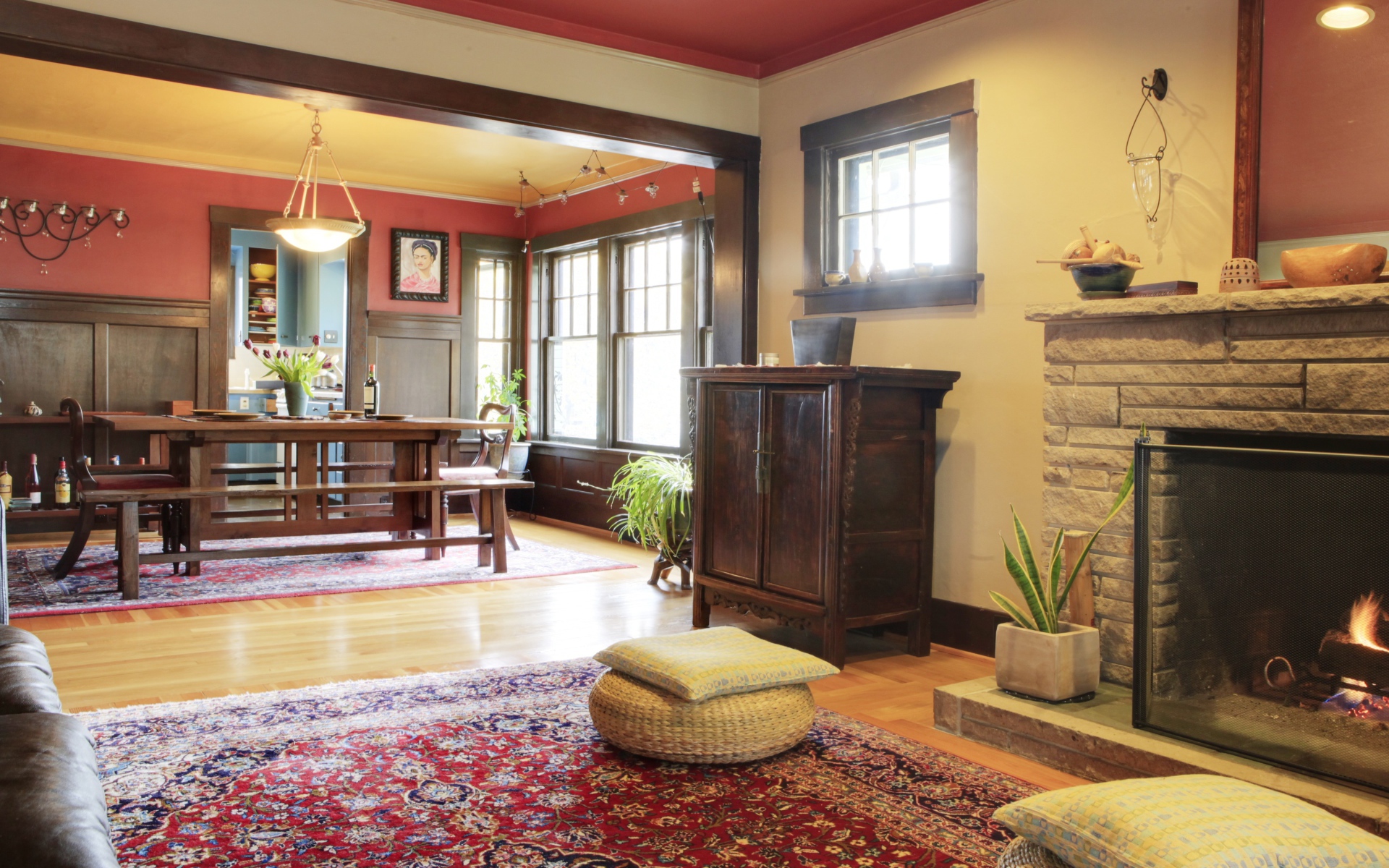 Горящий камин в гостиной