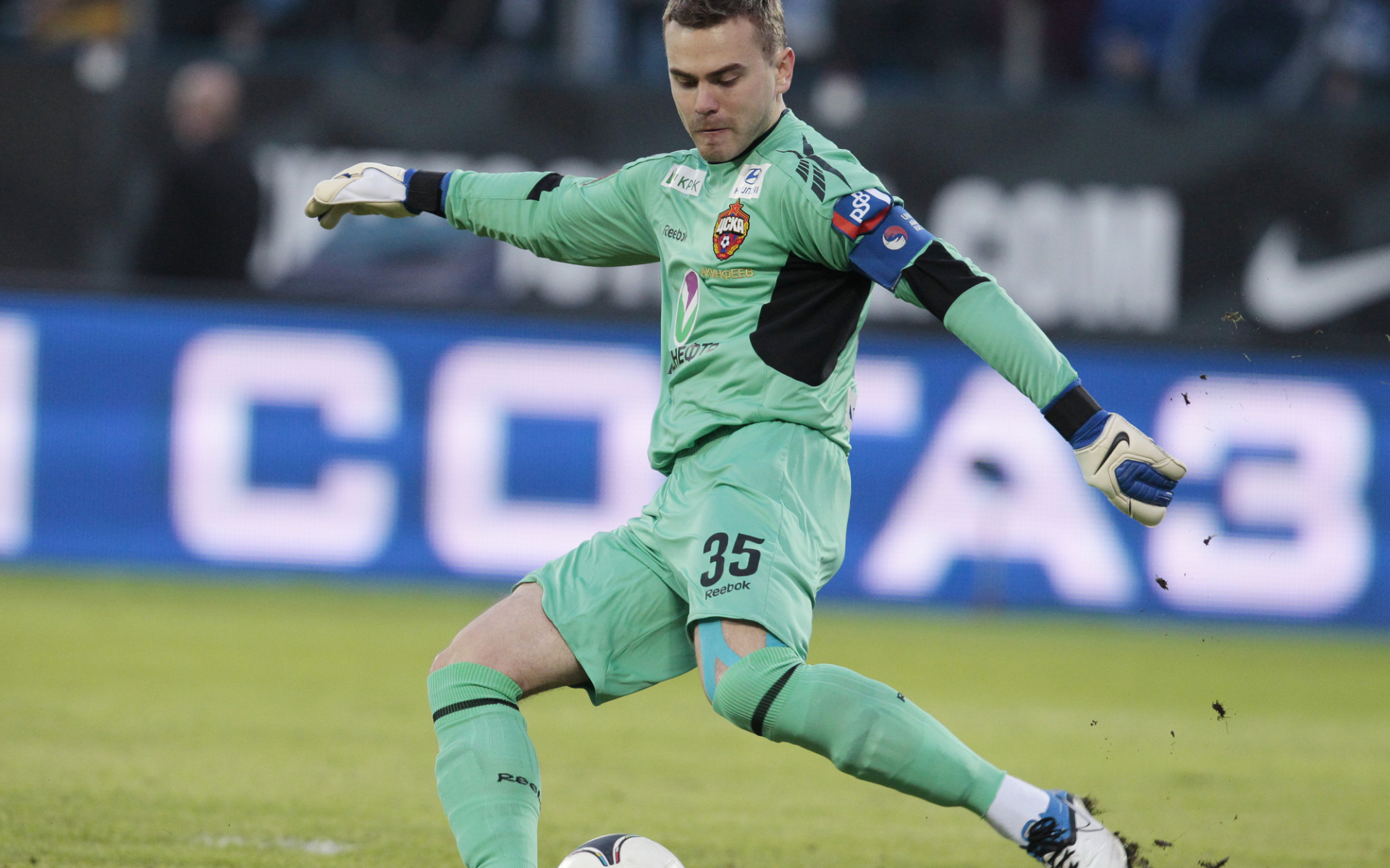 Вратарь ЦСКА Игорь Акинфеев бьет по мячу